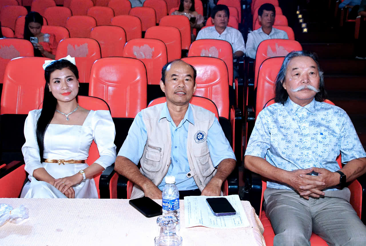 Các đại biểu tham dự chương trình giới thiệu tác phẩm mới.