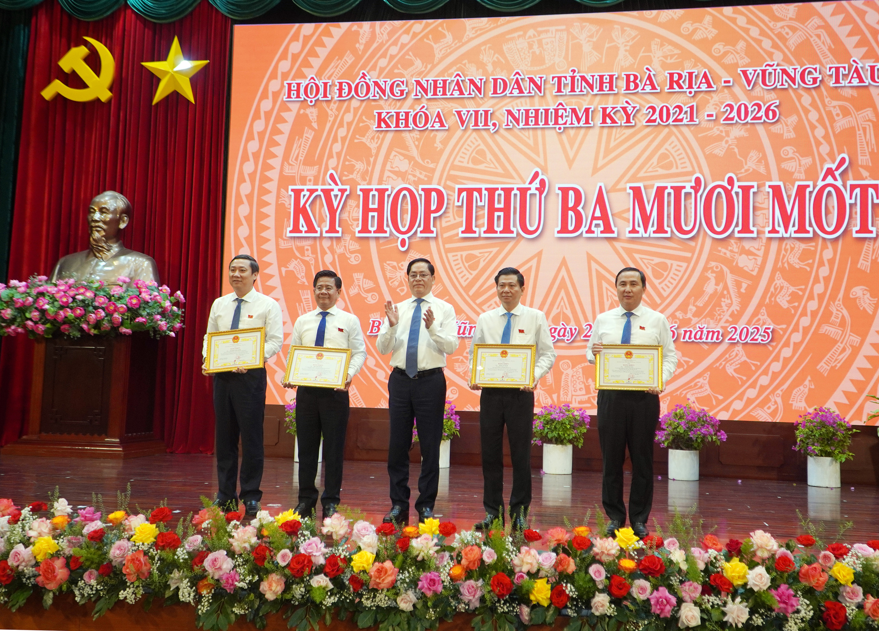 Ông Phạm Viết Thanh, Ủy viên Trung ương Đảng, Bí thư Tỉnh ủy, Chủ tịch HĐND tỉnh trao bằng khen cho lãnh đạo 