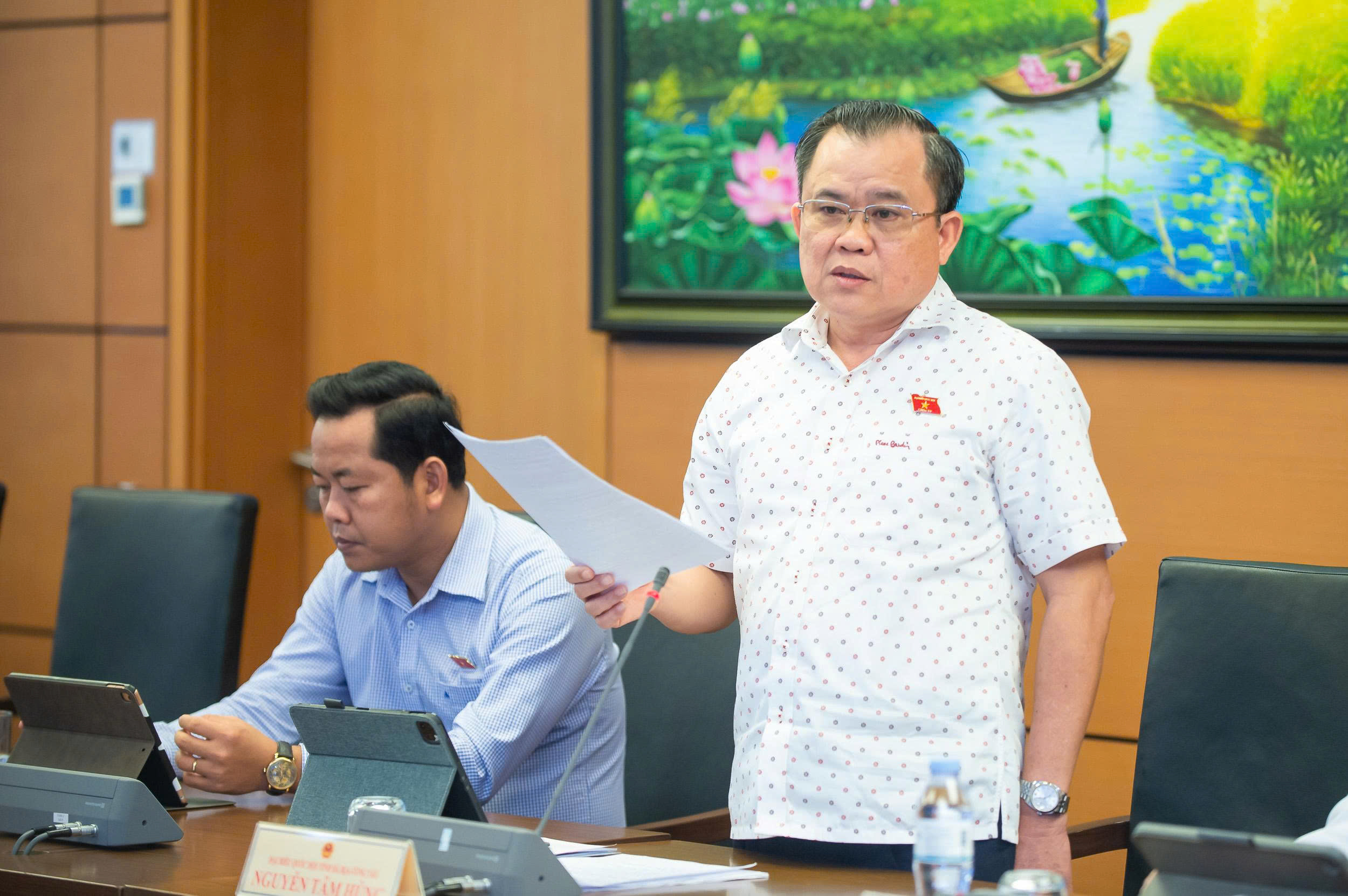 Đại tá Nguyễn Tâm Hùng, Ủy viên Ủy ban Quốc phòng và An ninh của Quốc hội, đại biểu Quốc hội tỉnh Bà Rịa – Vũng Tàu phát biểu thảo luận tổ.