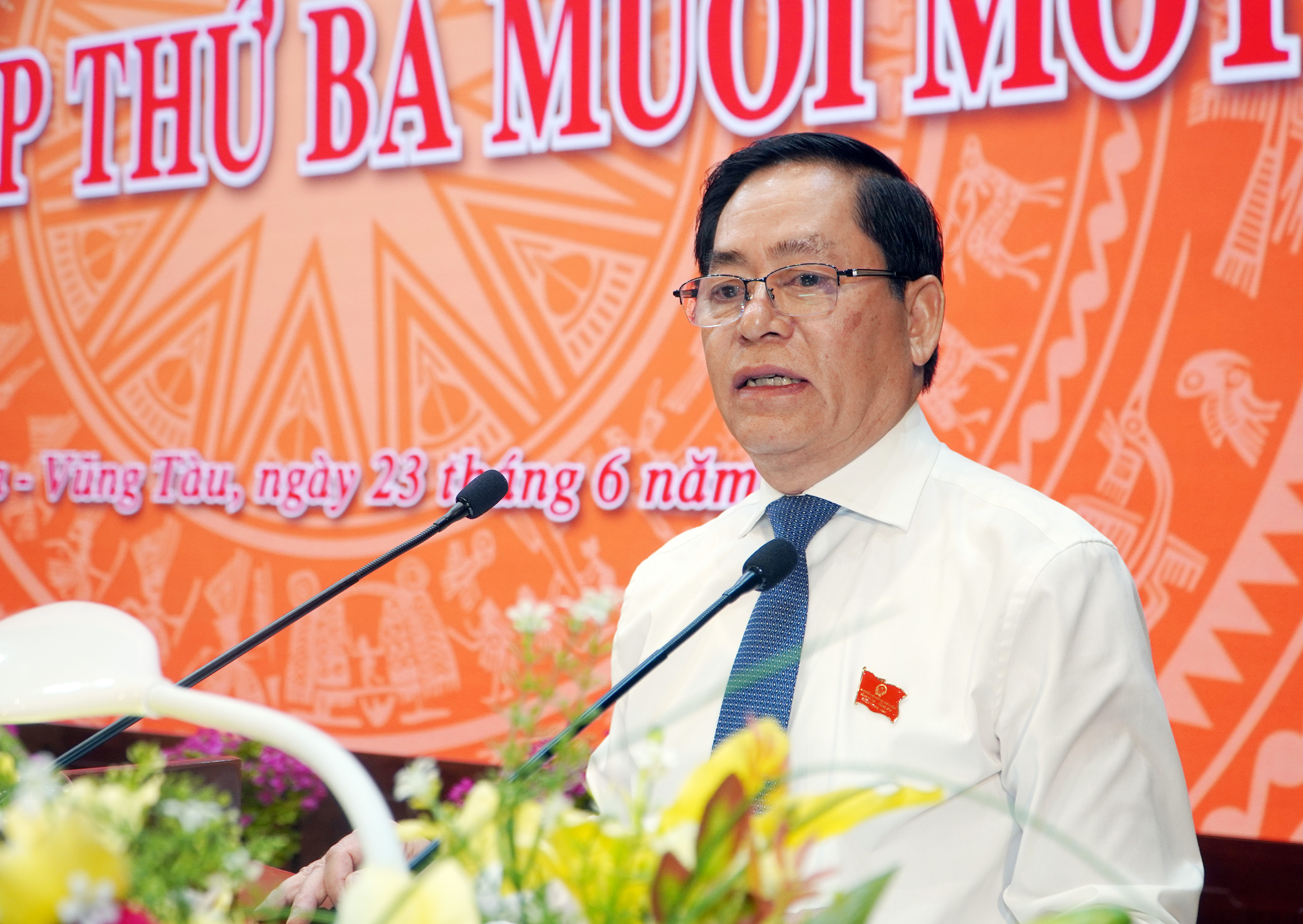 Ông Phạm Viết Thanh, Ủy viên Trung ương Đảng, Bí thư Tỉnh ủy, Chủ tịch HĐND tỉnh phát biểu tại kỳ họp.