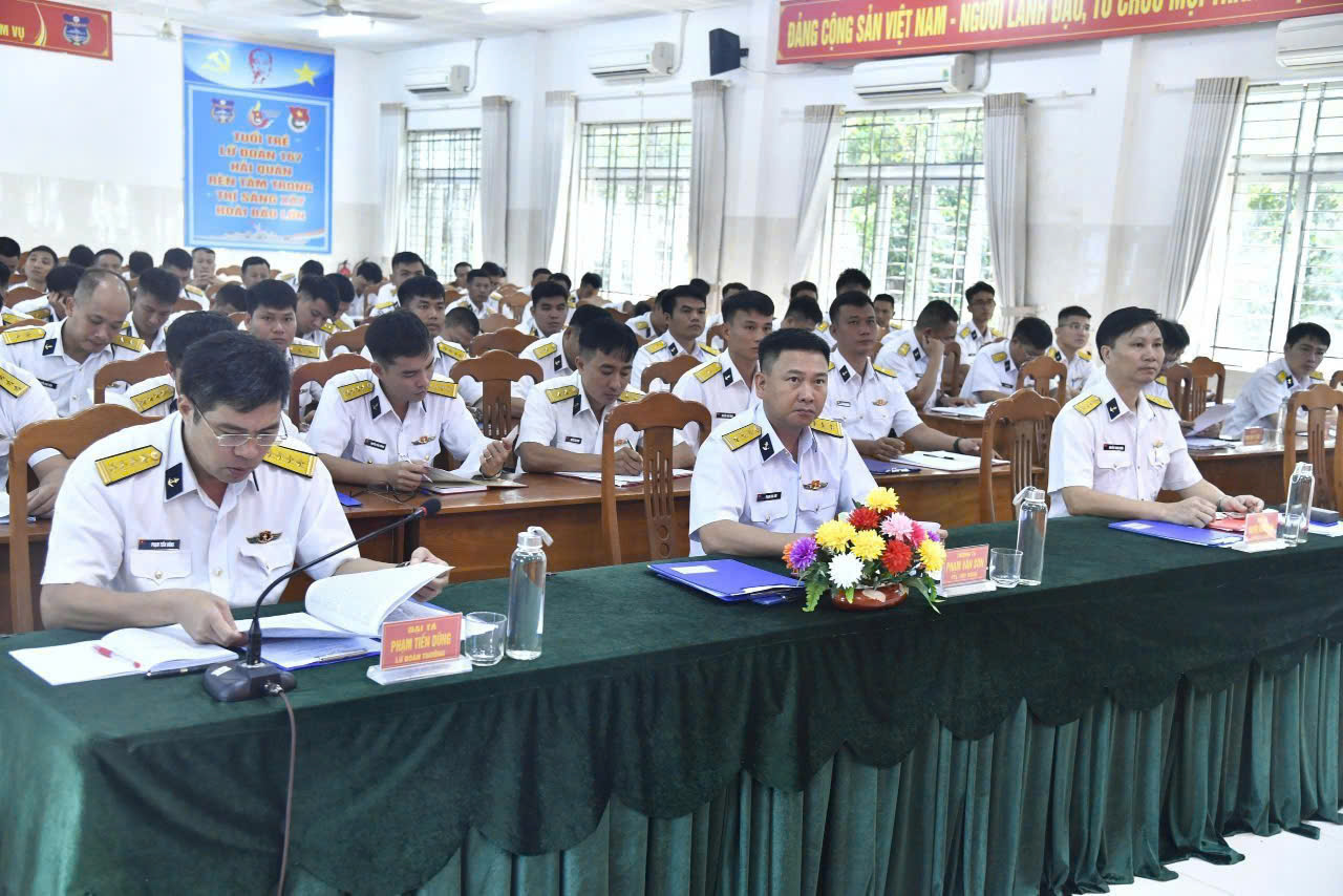 Các đại biểu tham dự hội nghị.