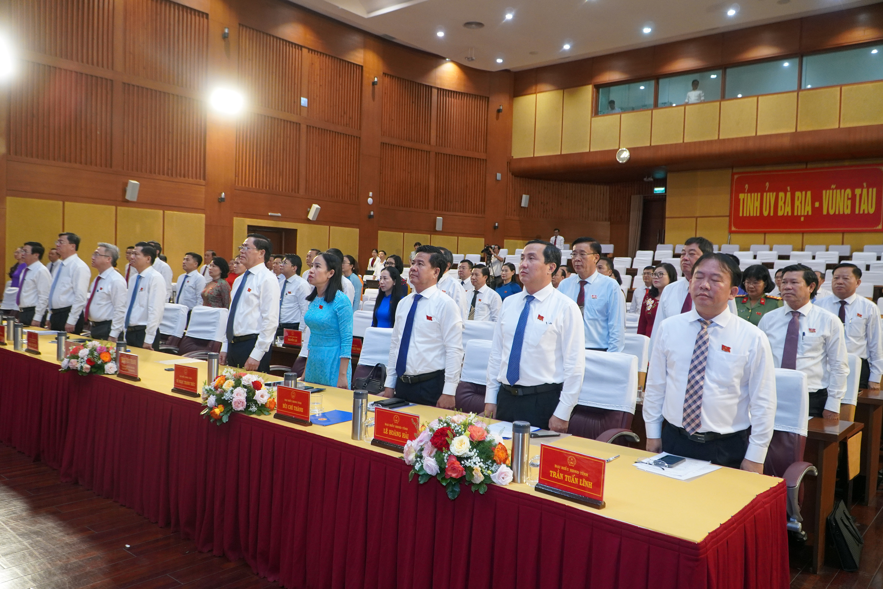 Các đại biểu HĐND tỉnh tham dự kỳ họp.