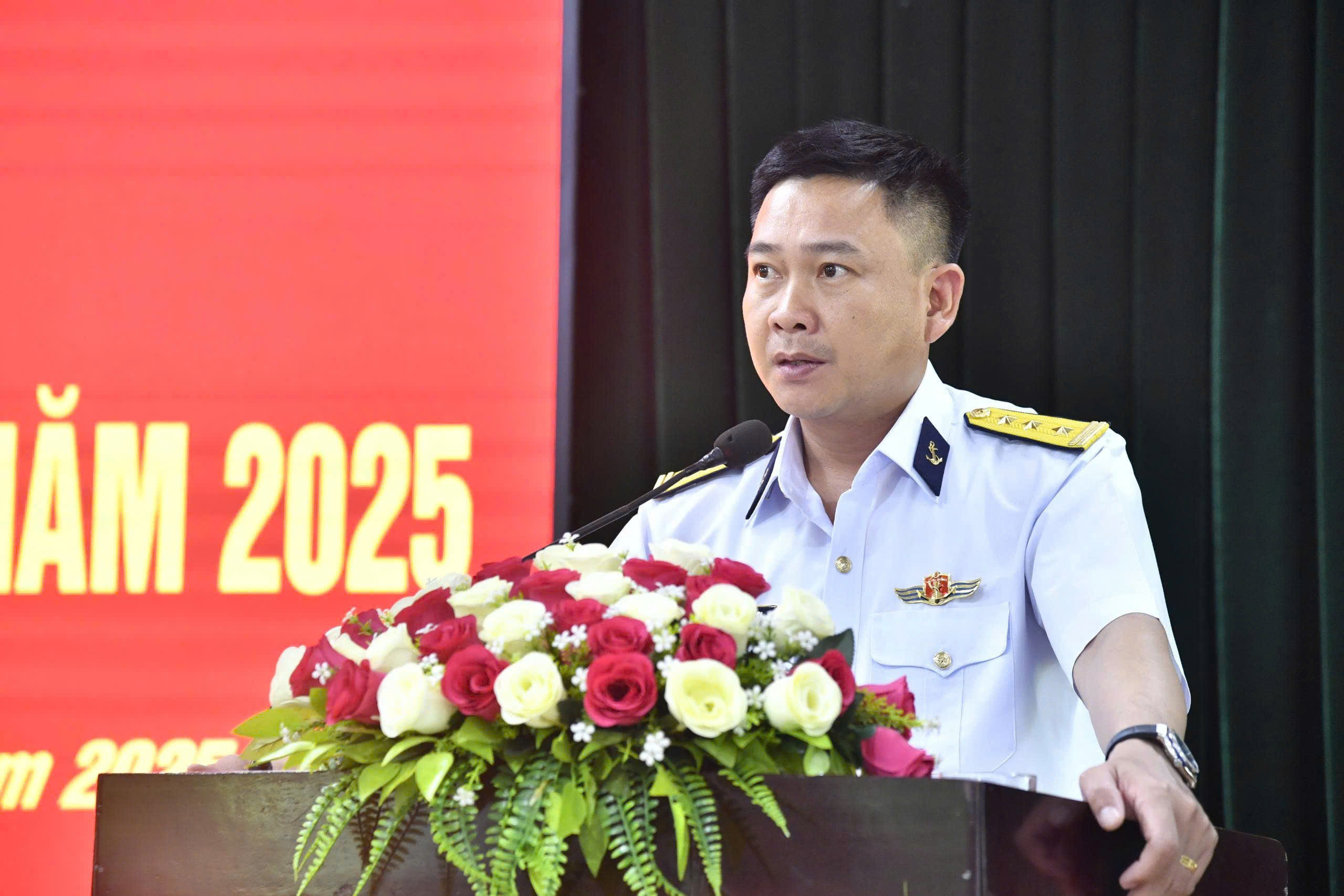 hượng tá Phạm Văn Sơn, Phó Tư lệnh, Tham mưu trưởng Vùng 2 Hải quân dự và chỉ đạo hội nghị.