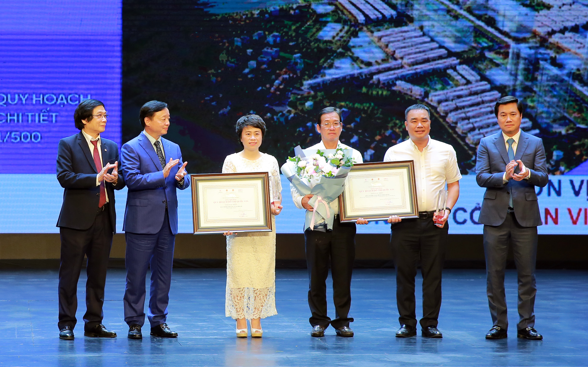 Phó Thủ tướng Trần Hồng Hà, Thứ trưởng Bộ Xây dựng Nguyễn Tường Văn, Chủ tịch Hội Quy hoạch phát triển Đô thị Việt Nam Trần Ngọc Chính trao 2 Giải Đặc biệt - Ảnh: VGP/Minh Khôi