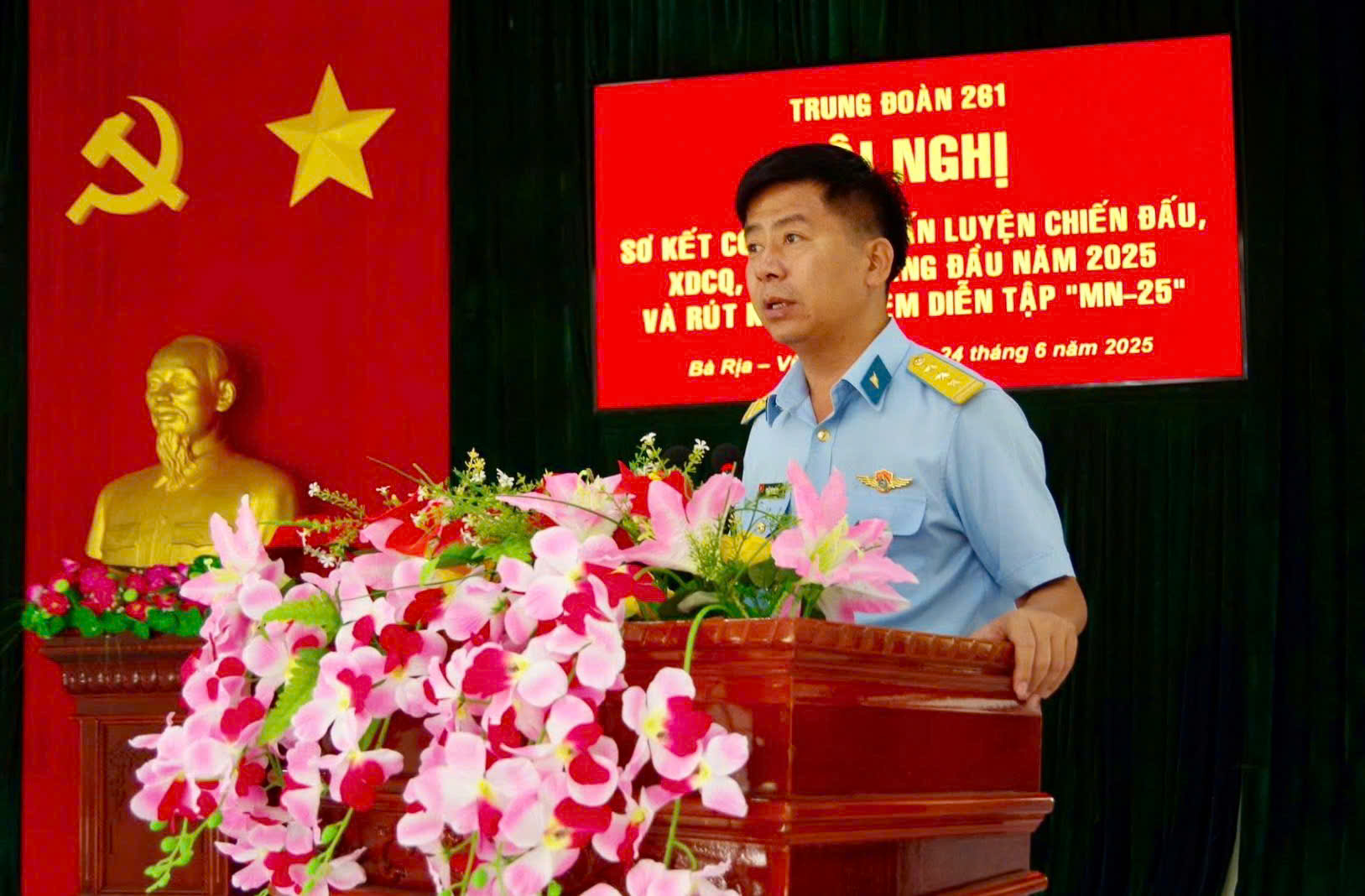Lãnh đạo Trung đoàn 261 dự và phát biểu chỉ đạo tại hội nghị.