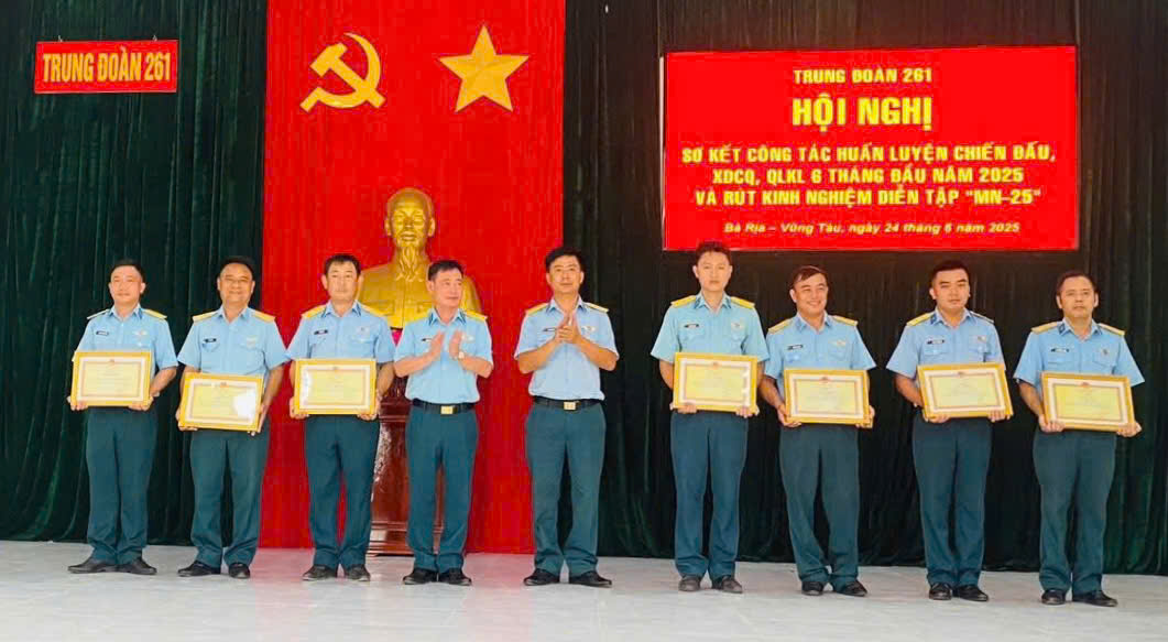 Trung đoàn 261 khen thưởng các tập thể, cá nhân có thành tích xuất sắc trong thực hiện nhiệm vụ diễn tập.