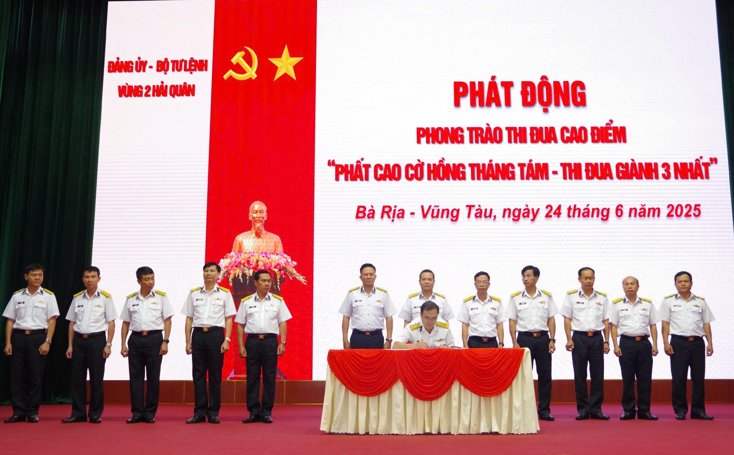 Các cơ quan, đơn vị Vùng 2 Hải quân  ký kết giao ước thi đua.