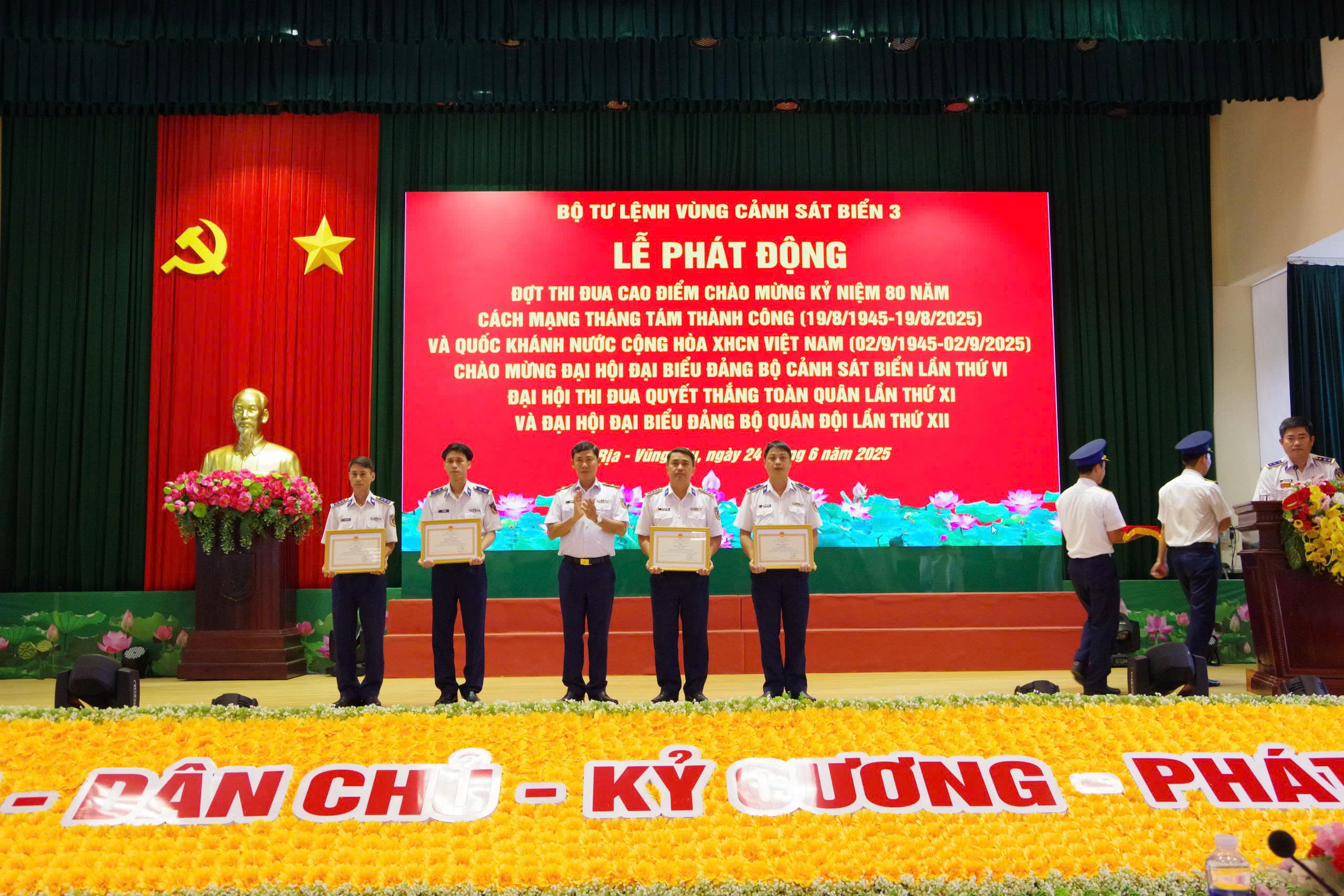 Thiếu tướng Ngô Bình Minh, Tư lệnh Vùng Cảnh sát biển 3 trao Bằng khen của Cảnh Sát biển Việt Nam cho các cá nhân có thành tích xuất sắc trong tham gia phục vụ, diễu binh, diễu hành tại lễ kỷ niệm 50 năm Ngày giải phóng miền Nam thống nhất đất nước.