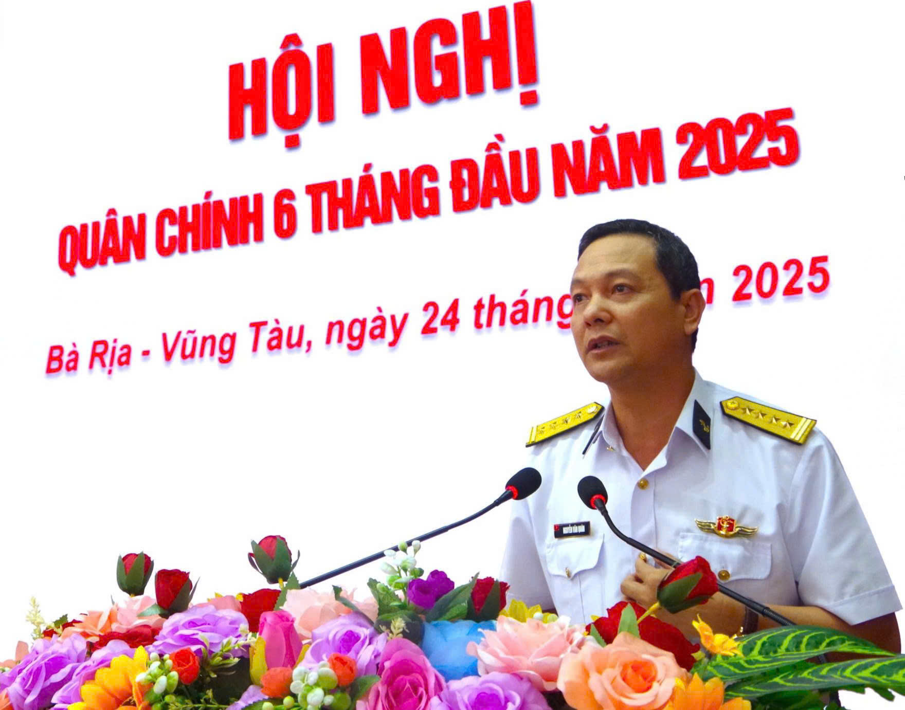 Đại tá Nguyễn Văn Quán, Tư lệnh Vùng 2 Hải quân phát biểu tại hội nghị.