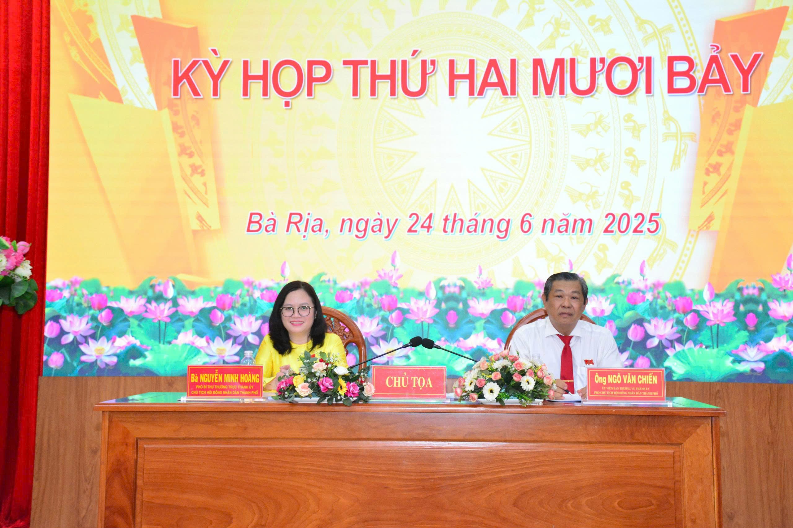 Chủ tọa kỳ họp.