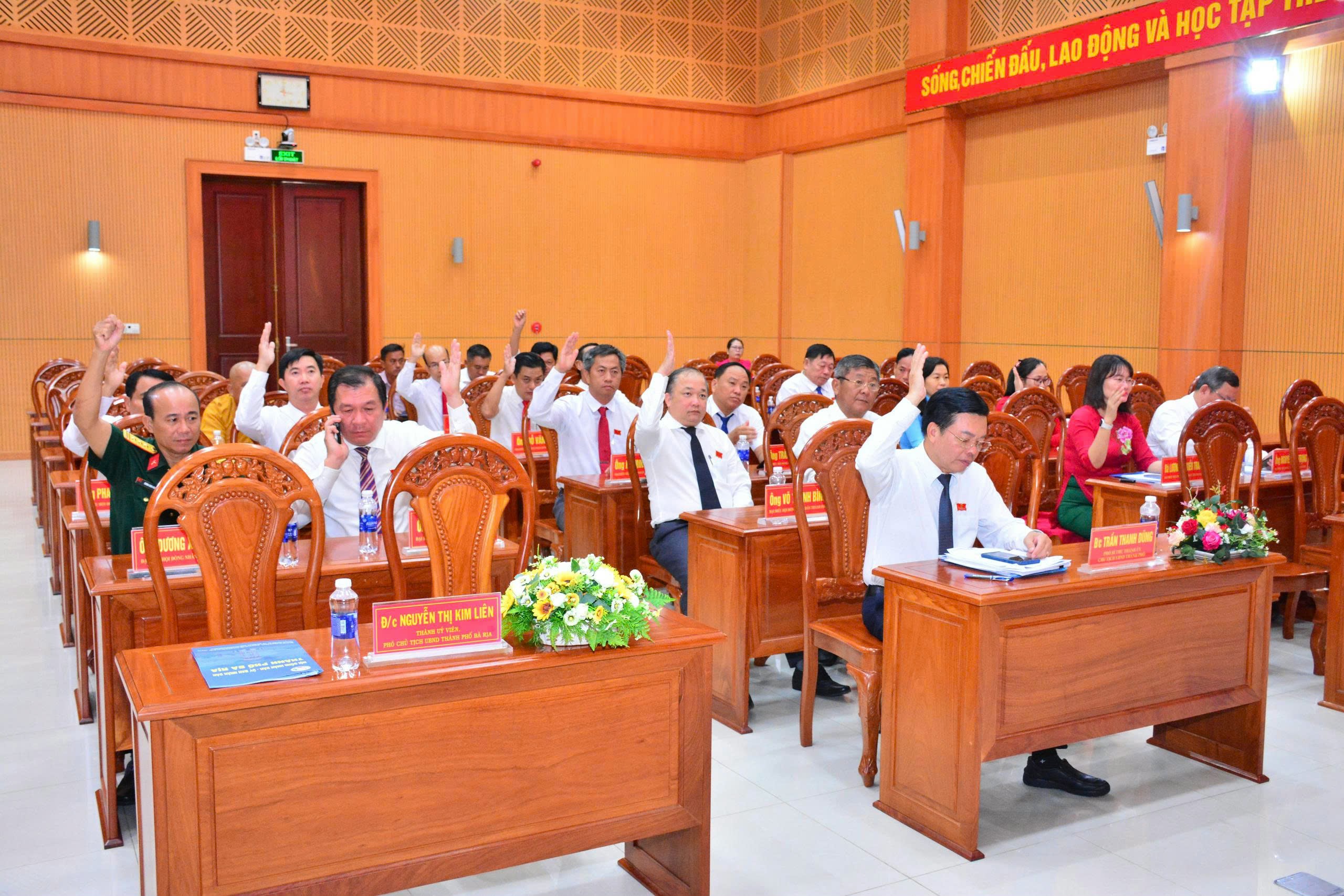 Đại biểu HĐND TP.Bà Rìa biểu quyết thông qua Nghị quyết.
