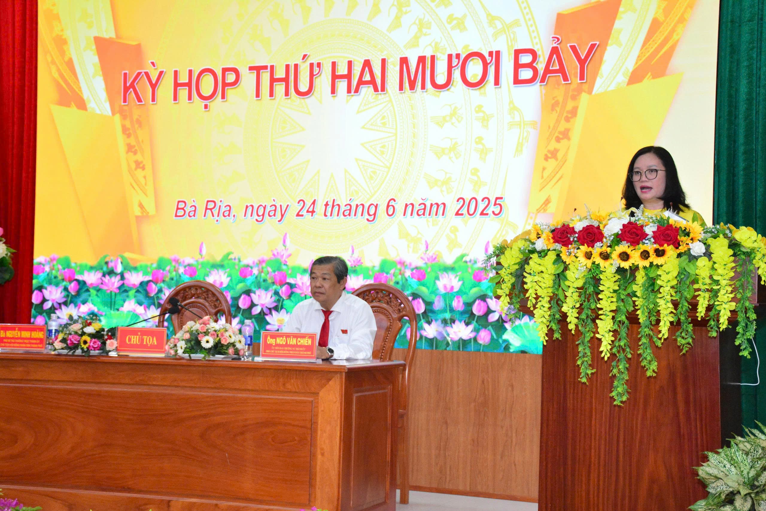 Bà Nguyễn Minh Hoàng phát biểu bế mạc kỳ họp.