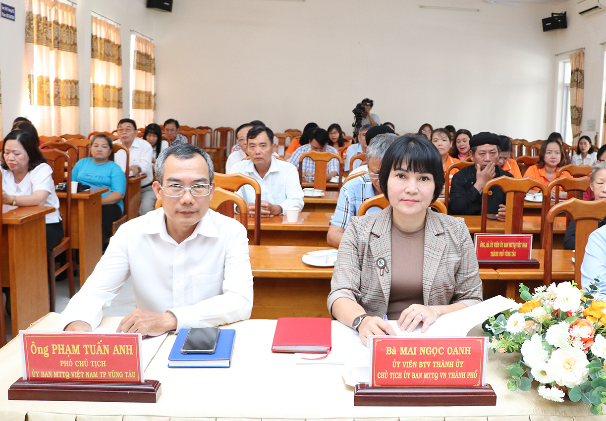 Bà Mai Ngọc Oanh, Chủ tịch UBMTTQ Việt Nam TP.Vũng Tàu và ông Phạm Tuấn Anh, Phó Chủ tịch UBMTTQ Việt Nam TP.Vũng Tàu đồng chủ trì hội nghị.