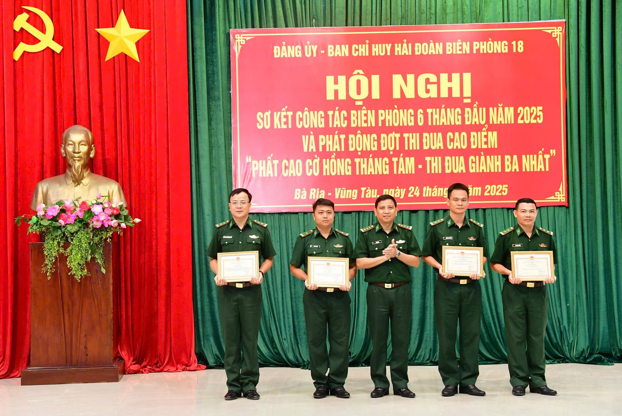 Thượng tá Hồ Văn Sỹ, Chính ủy Hải đoàn Biên phòng 18 tặng giấy khen cho các cá nhân đạt thành tích xuất sắc.