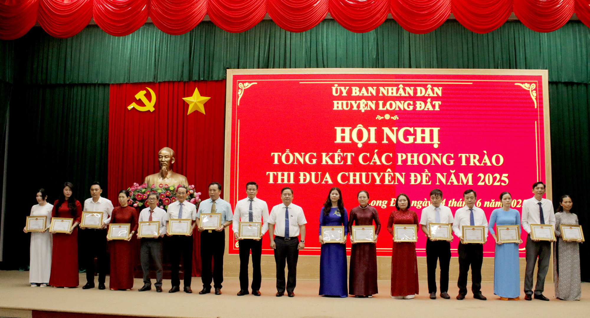 Lãnh đạo huyện Long Đất trao giấy khen cho các tập thể, cá nhân có thành tích xuất sắc trong tổng kết 5 năm thực hiện công tác CCHC giai đoạn 2021-2025.