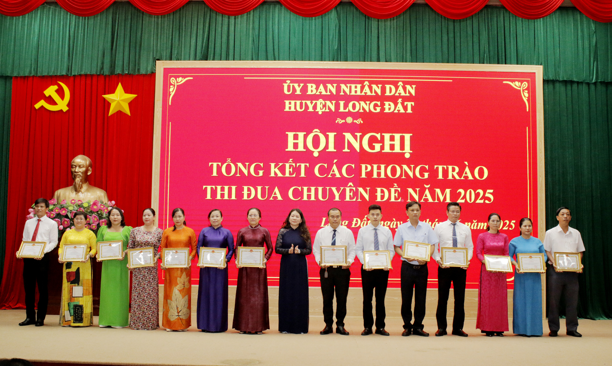 Lãnh đạo huyện Long Đất trao giấy khen cho các tập thể, cá nhân có thành tích xuất sắc trong thực hiện Chương trình mục tiêu quốc gia giảm nghèo bền vững và Phong trào thi đua “Vì người nghèo - Không để ai bị bỏ lại phía sau” giai đoạn 2021-2025.