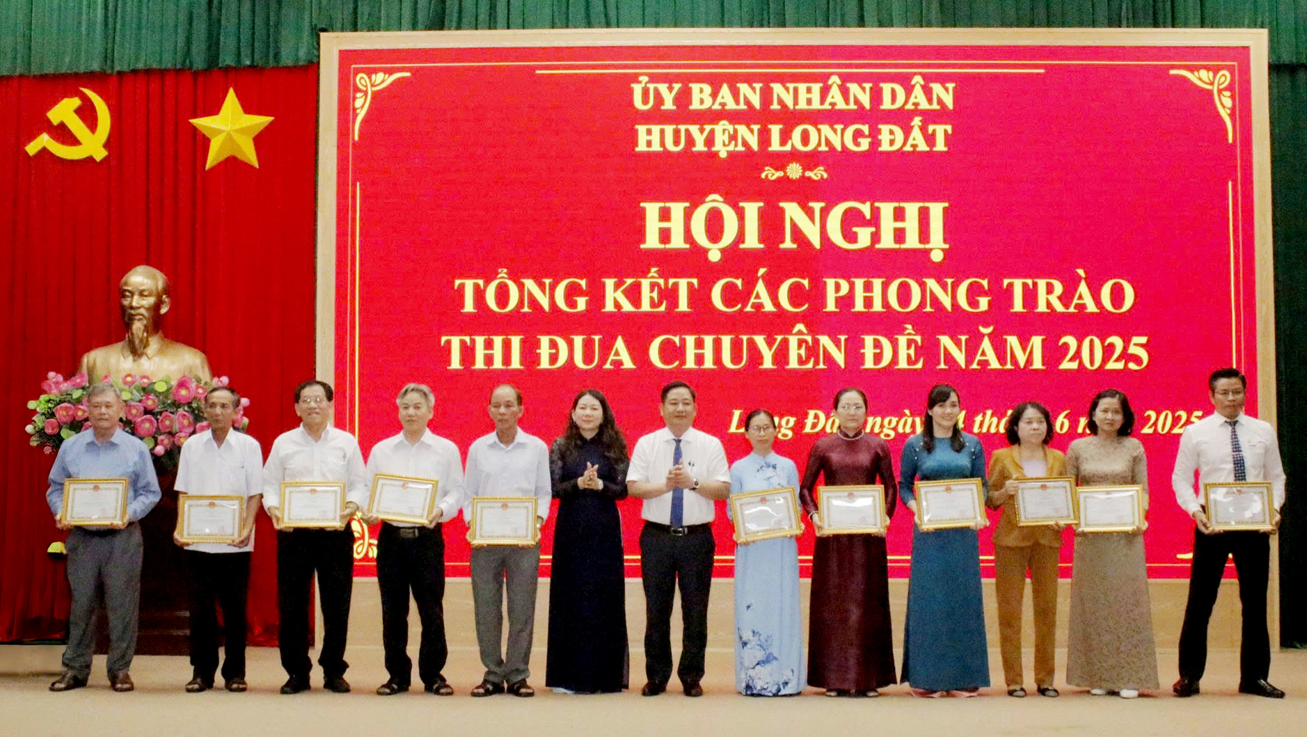 Lãnh đạo huyện Long Đất trao giấy khen cho các tập thể, cá nhân có thành tích xuất sắc trong công tác góp phần phát triển kinh tế - xã hội giai đoạn 2020-2025 trên địa bàn huyện.