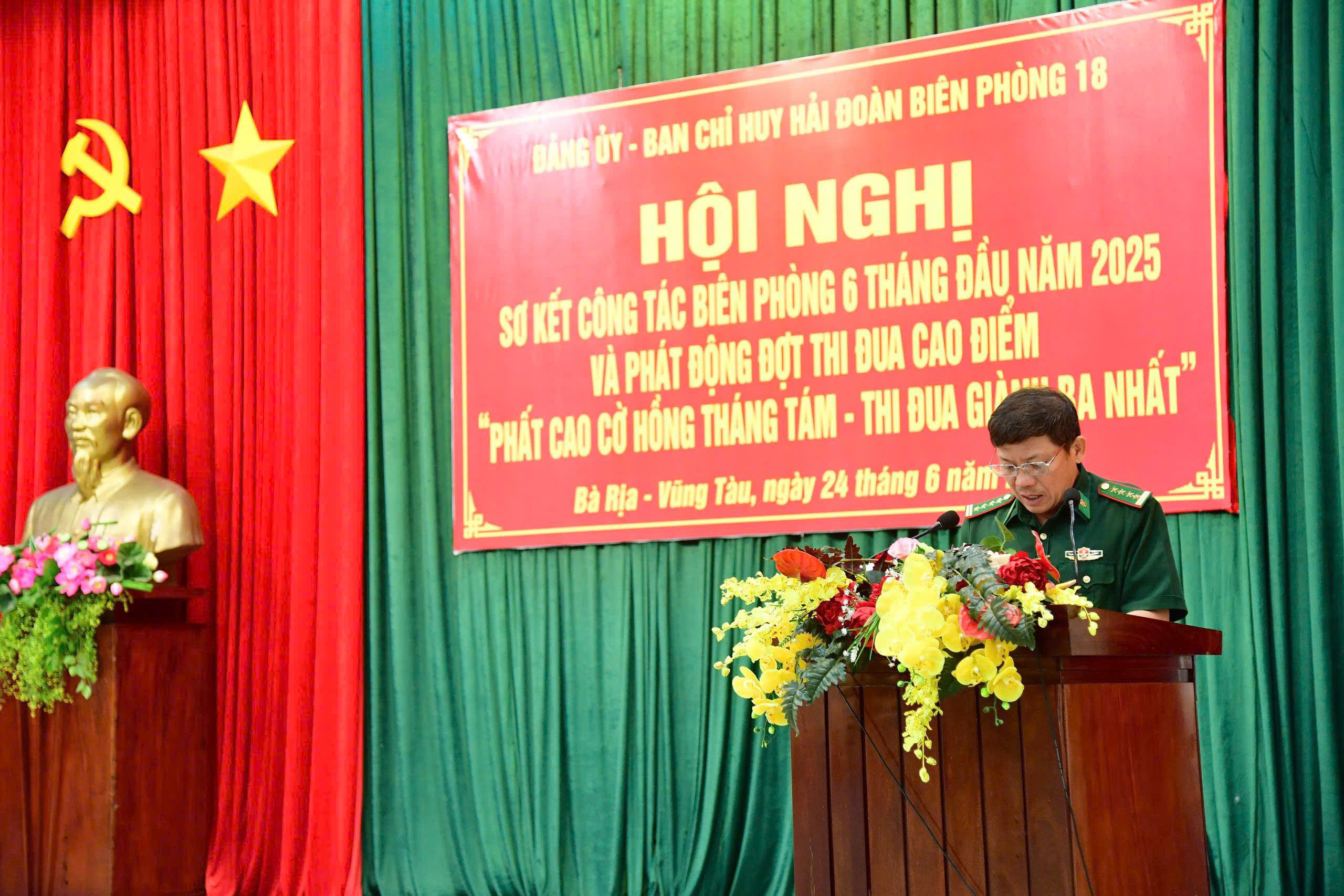 Đại tá Trương Tất Thắng, Hải đoàn trưởng Hải đoàn Biên phòng 18 phát biểu tại hội nghị.