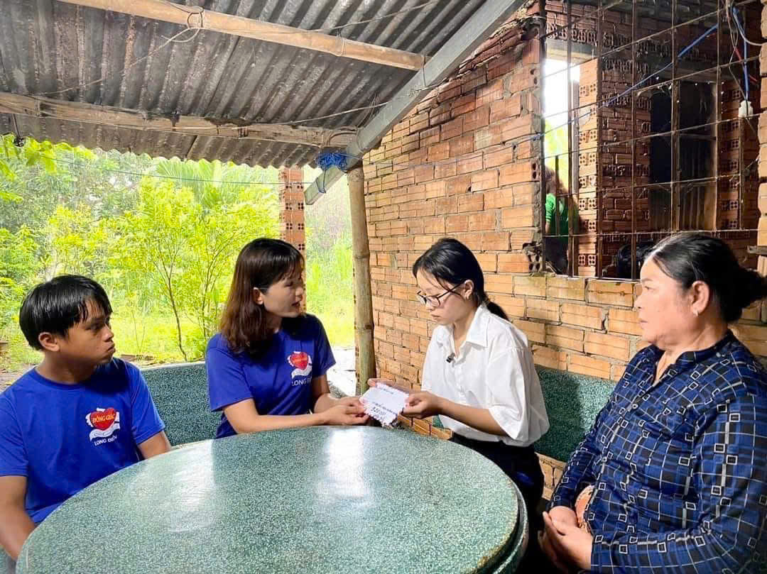 Anh Nguyễn Công Nghĩa (bìa trái) thường xuyên cùng các thành viên trong nhóm từ thiện Đồng Giác, huyện Long Đất đi thăm hỏi các trường hợp mắc bệnh tật hiểm nghèo trong và ngoài huyện.