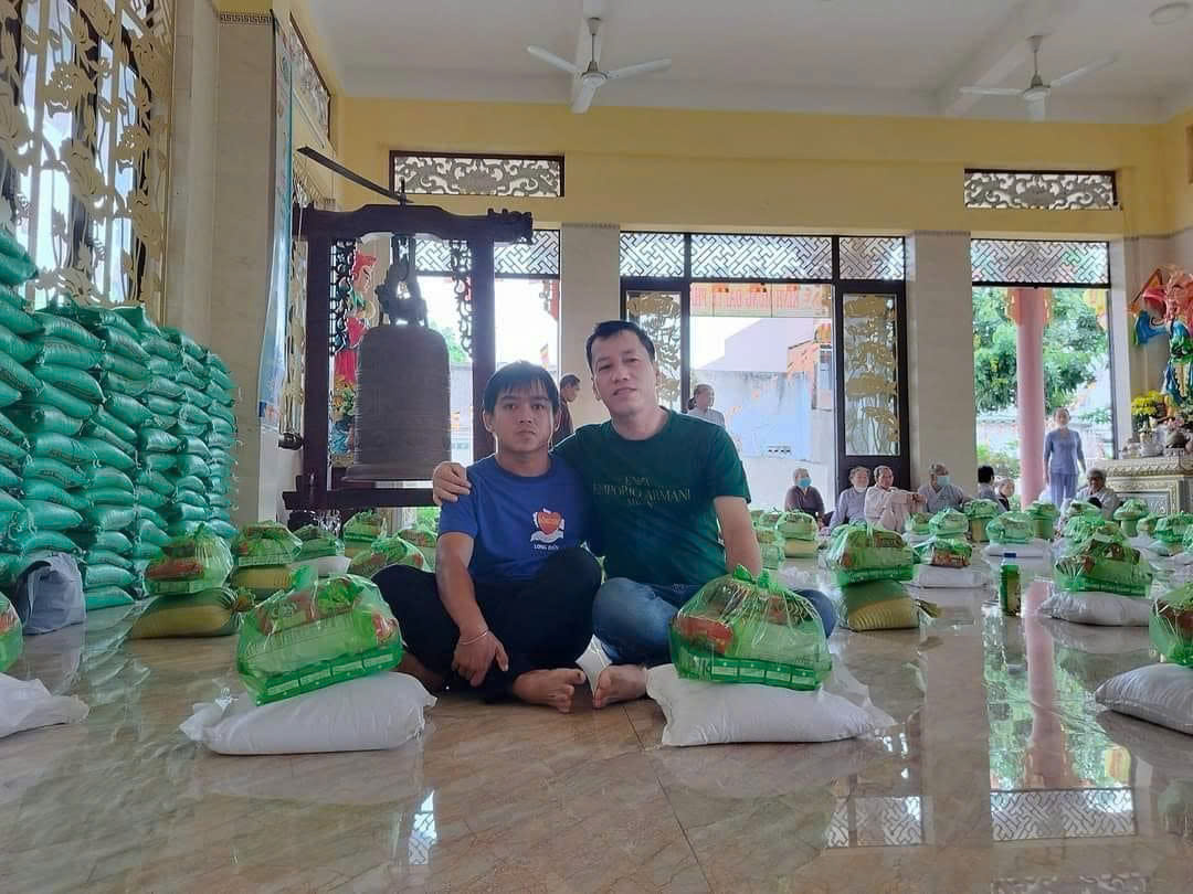 Anh Nguyễn Công Nghĩa cùng thầy Văn Gia Hải, Trưởng nhóm thiện nguyện Đồng Giác, huyện Long Đất trong một chương trình phát gạo cho những hoàn cảnh khó khăn.