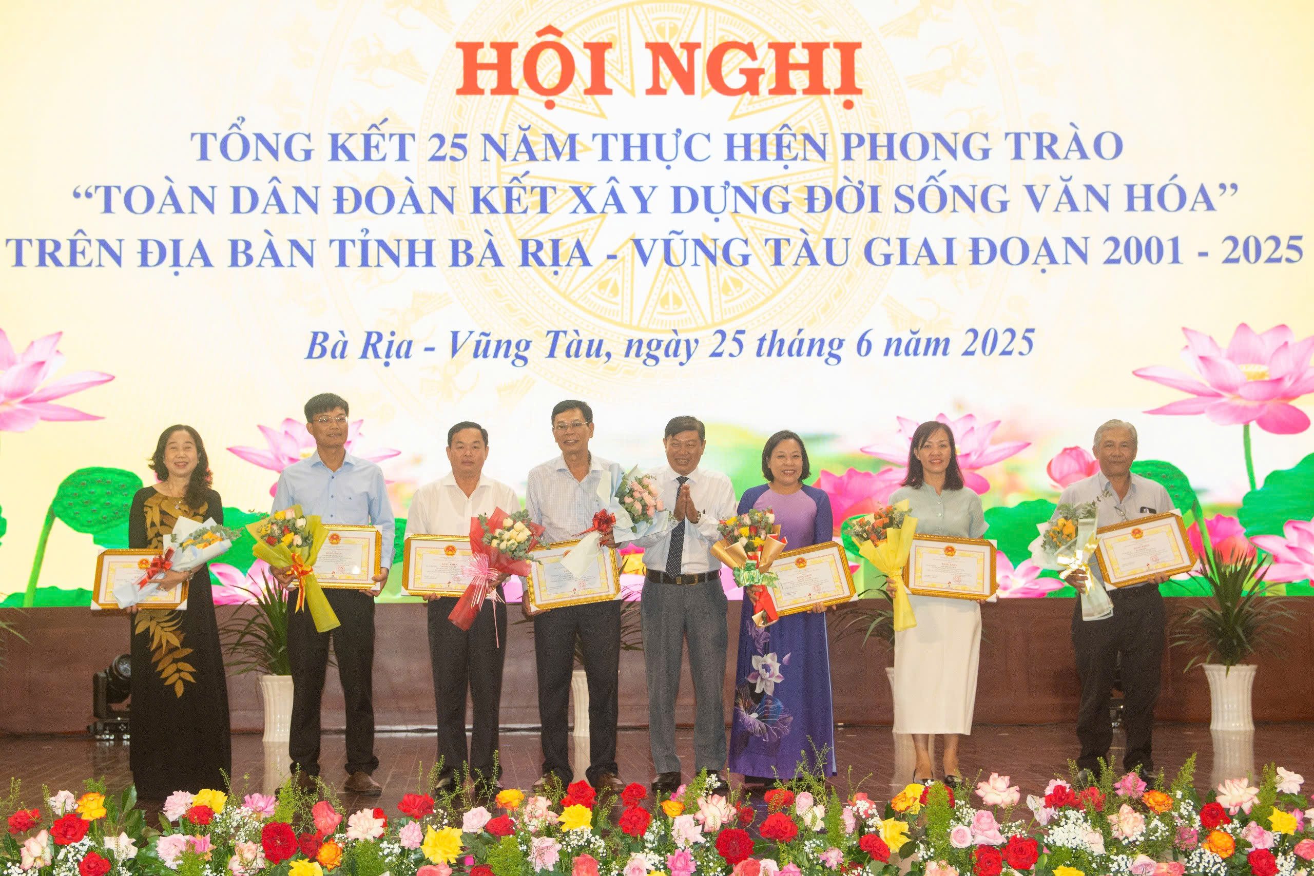 Ông Đỗ Phước Trung, Phó Giám đốc Sở VH-TT-DL trao Bằng khen của UBND tỉnh đến các tập thể.