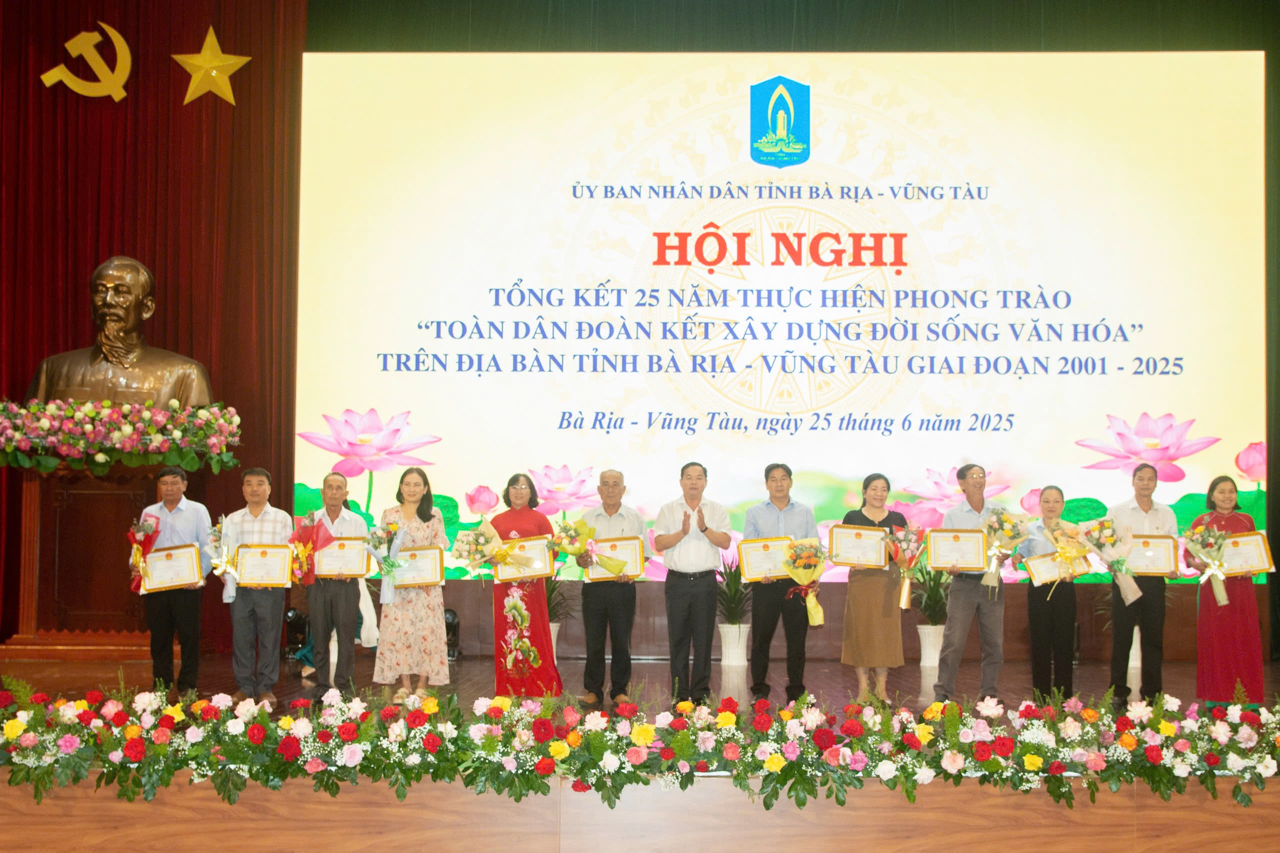 Các hộ gia đình tiêu biểu được nhận Bằng khen của UBND tỉnh trong phong trào 