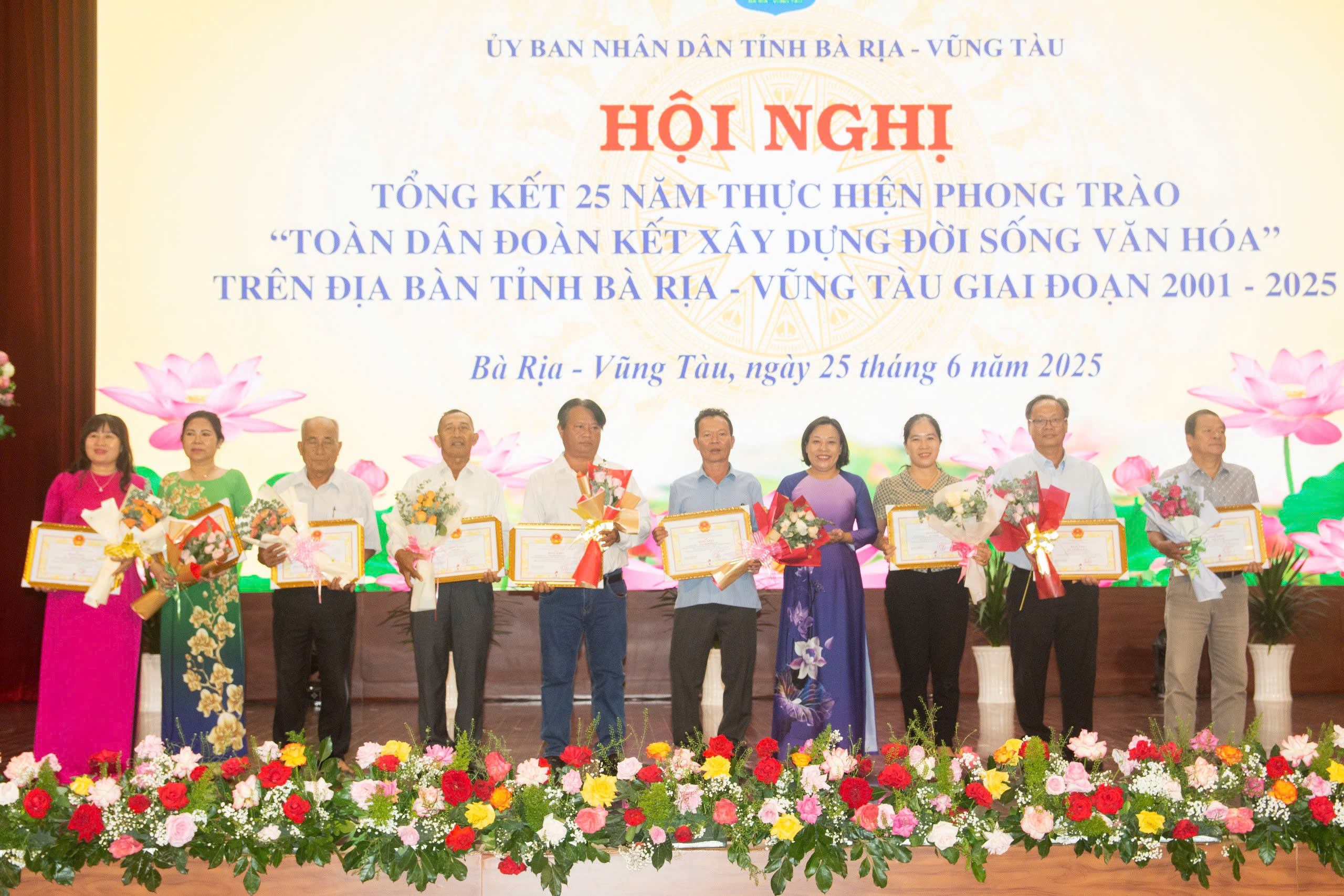 Bà Lê Thị Hoa, Phó Chủ tịch Hội LHPN tỉnh trao Giấy khen của Sở VH-TT-DL đến các cá nhân.