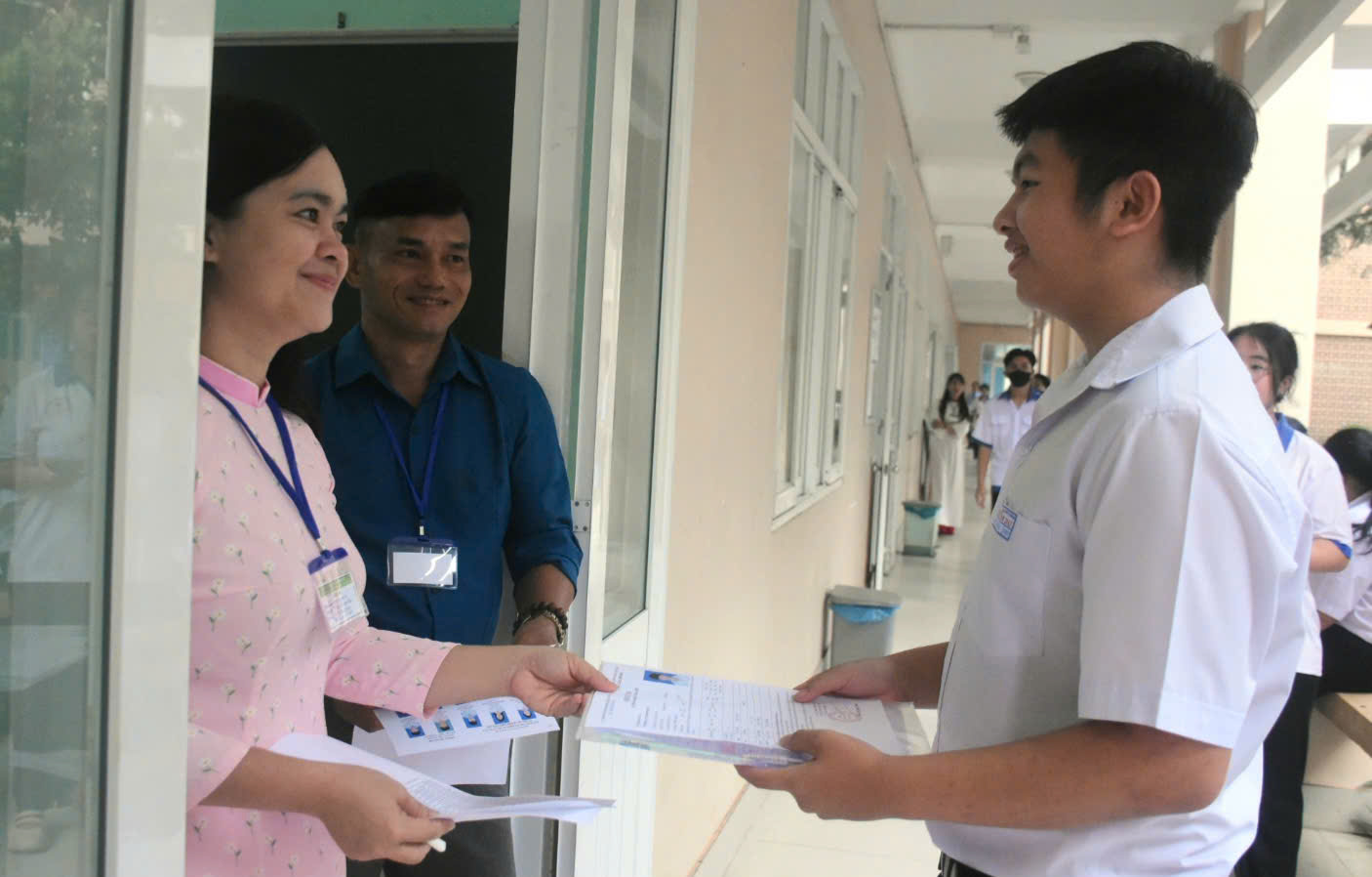 Giám thị coi thi tại điểm thi Trường THPT Nguyễn Du (huyện Châu Đức) kiểm tra giấy báo dự thi, thông tin cá nhân của thí sinh trước khi vào phòng thi.