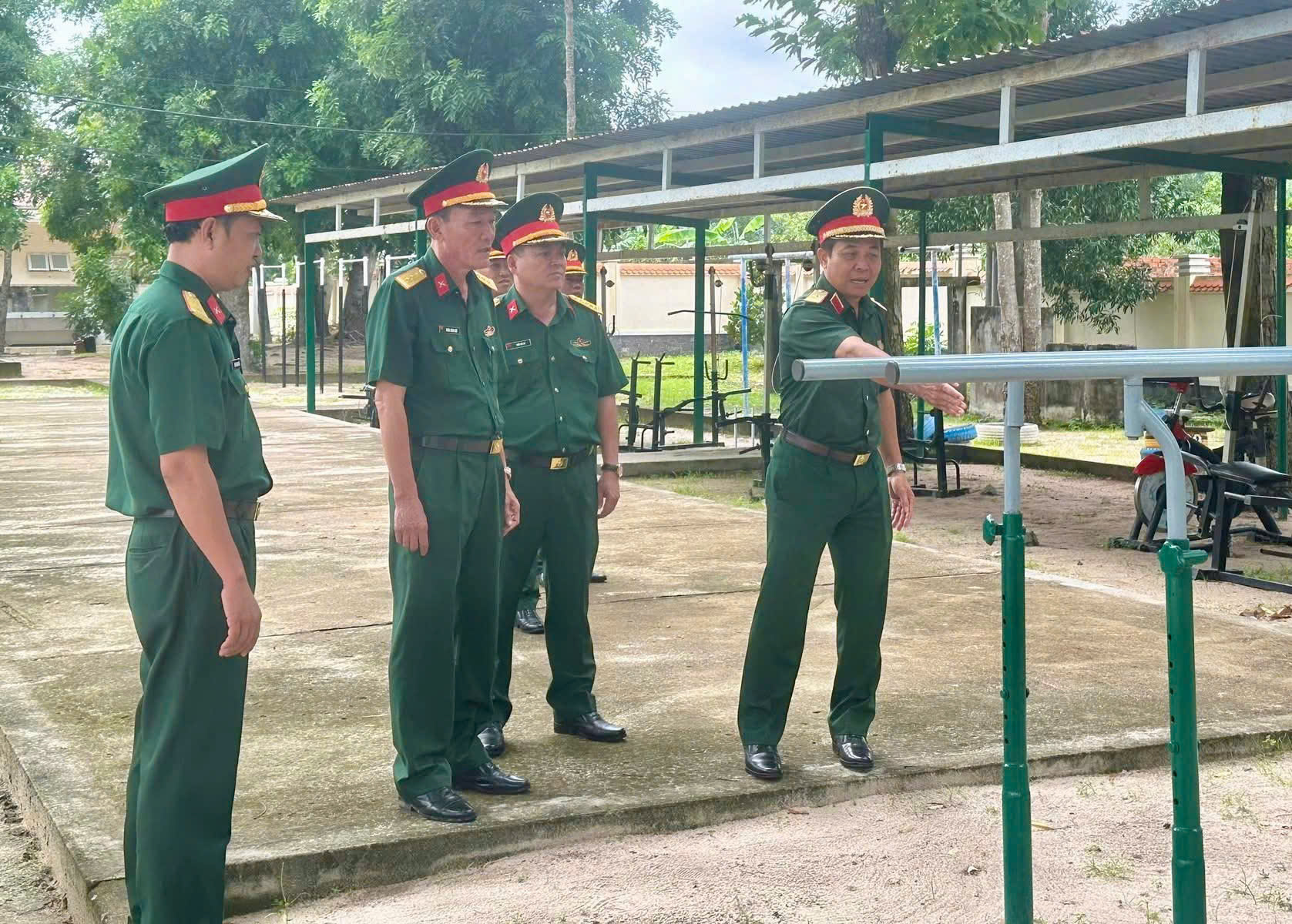 Đoàn kiểm tra cơ sở vật chật tại Trung đoàn Minh Đạm.
