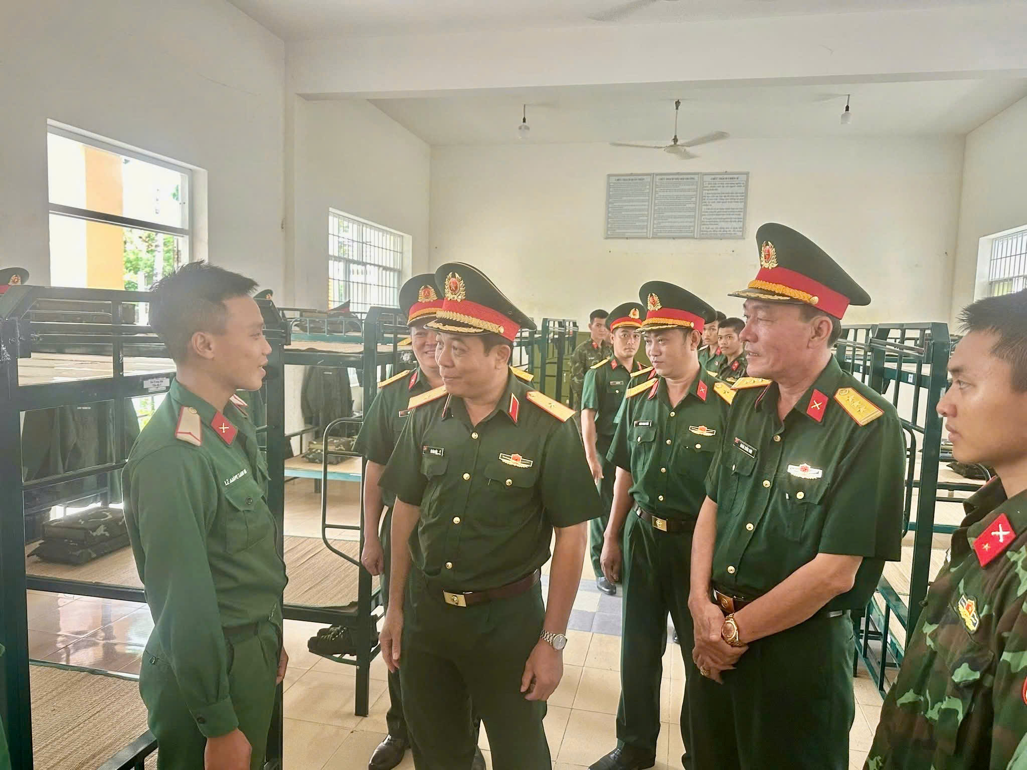 Thiếu tướng Vũ Văn Điền cũng gặp gỡ, động viên cán bộ, chiến sĩ tại Trung đoàn.