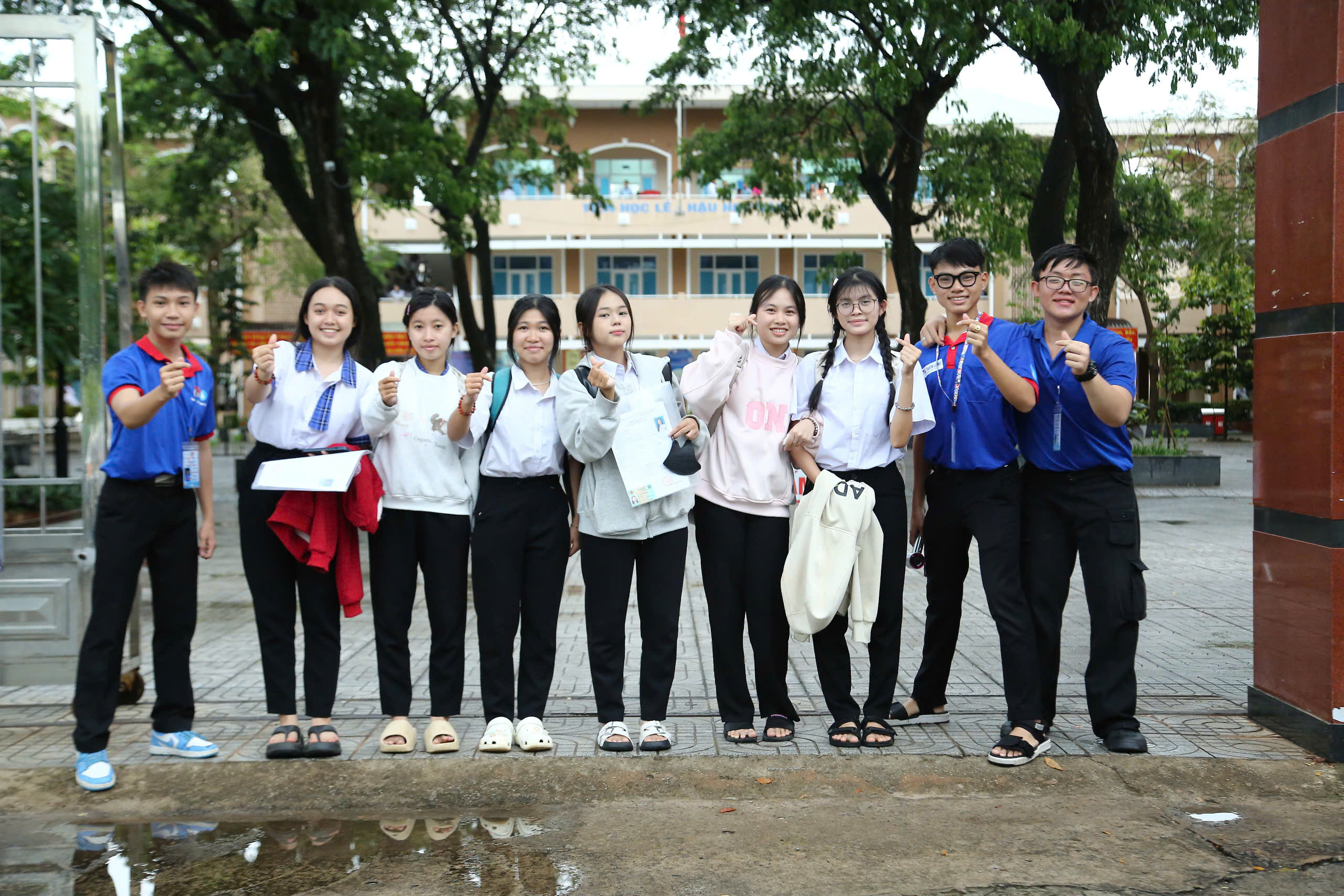 Thí sinh phấn khởi sau khi hoàn thành bài thi Ngữ văn.