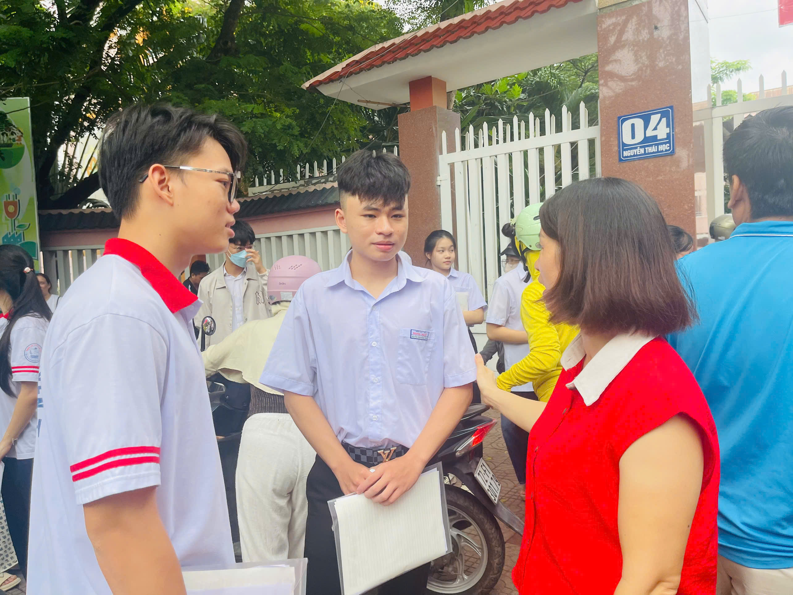 Thí sinh tại điểm thi THCS Trần Phú (TP.Vũng Tàu) ra khỏi khu vực thi sau khi hoàn thành môn thi đầu tiên.
