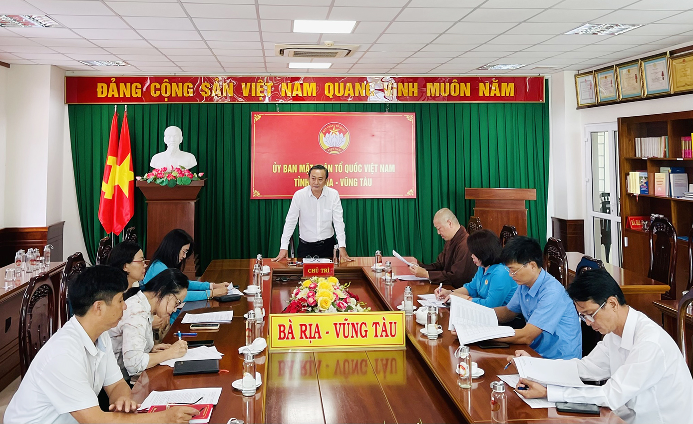 Ông Lê Hồng Ngọc, Phó Chủ tịch UBMTTQ Việt Nam tỉnh chủ trì hội nghị.