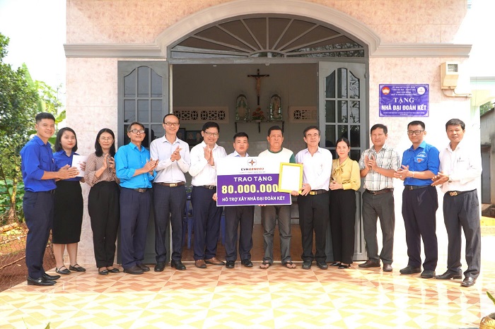 Đại diện Tổng Công ty Phát điện 3, Công ty Nhiệt điện Phú Mỹ, Ủy ban MTTQ Việt Nam tỉnh tặng bảng tượng trưng nhà đại đoàn kết cho gia đình bà Nguyễn Thị Vui.