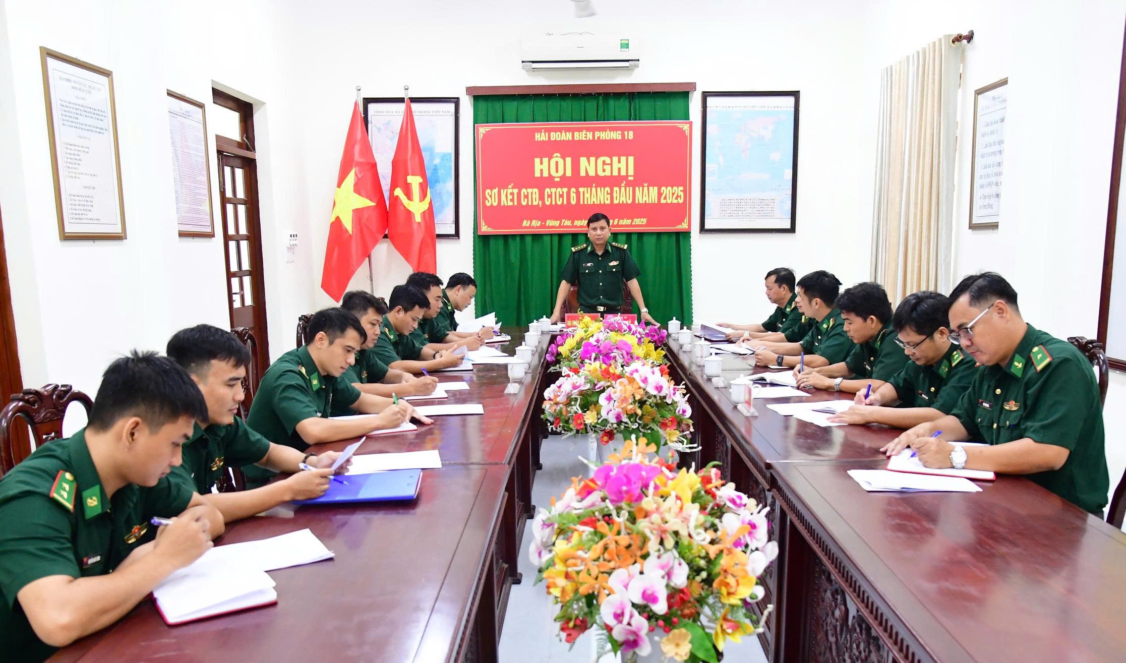Thượng tá Hồ Văn Sỹ, Chính ủy Hải đoàn Biên phòng 18 phát biểu tại hội nghị.