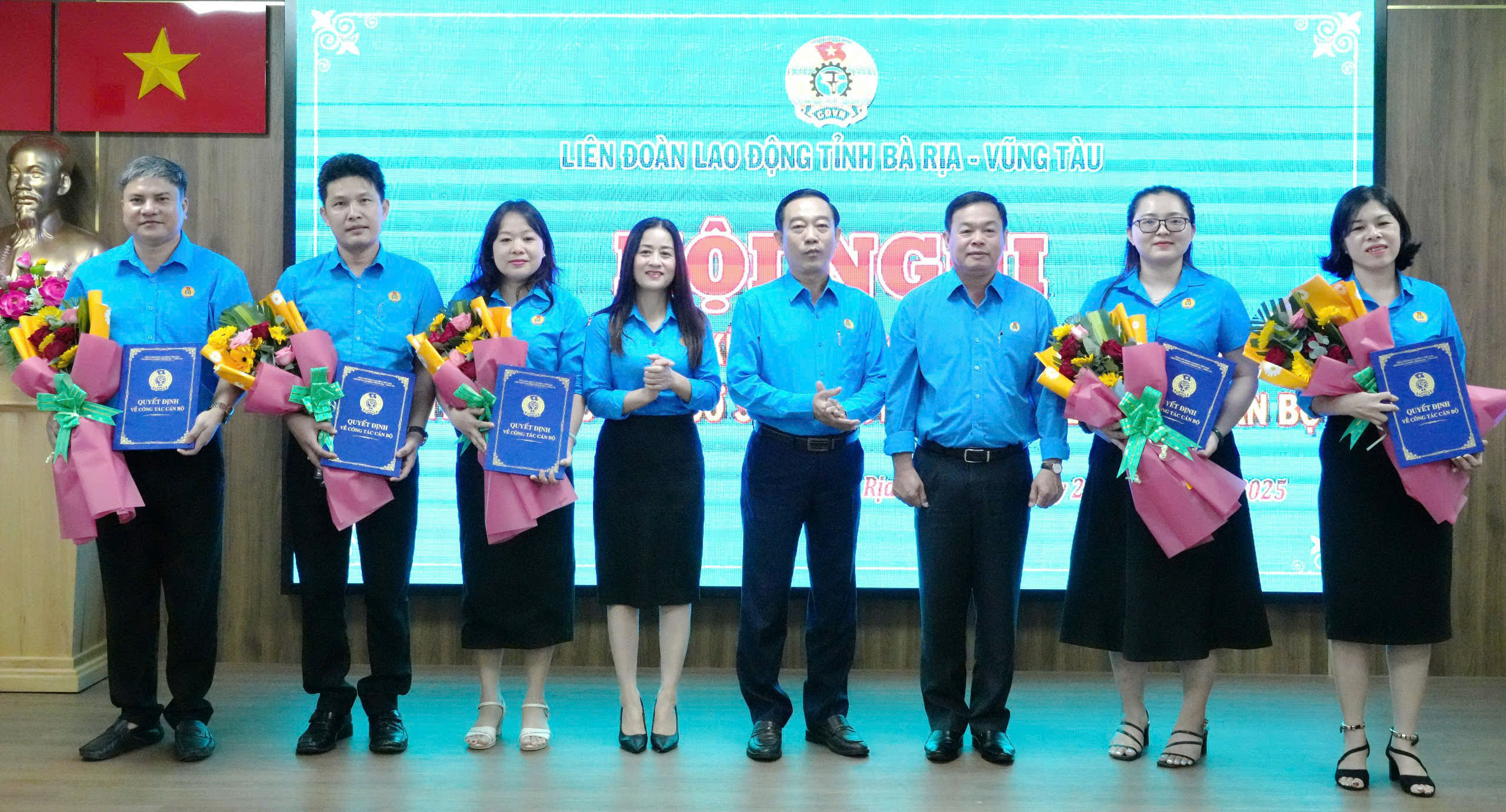 Lãnh đạo LĐLĐ tỉnh trao các quyết định về việc điều động công chức.