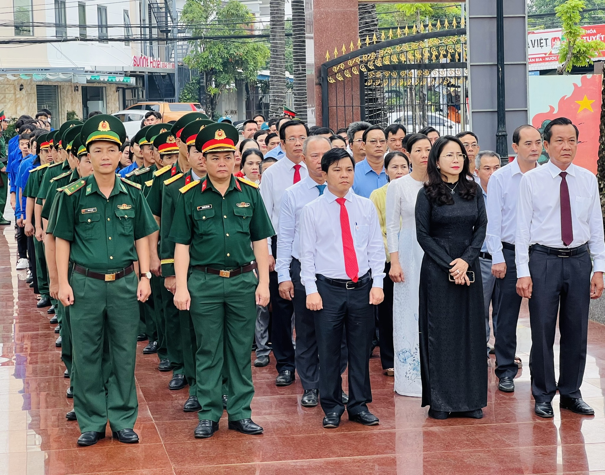 Cán bộ, lãnh đạo huyện Xuyên Mộc đến dâng hương tại Nghĩa trang liệt sĩ huyện.