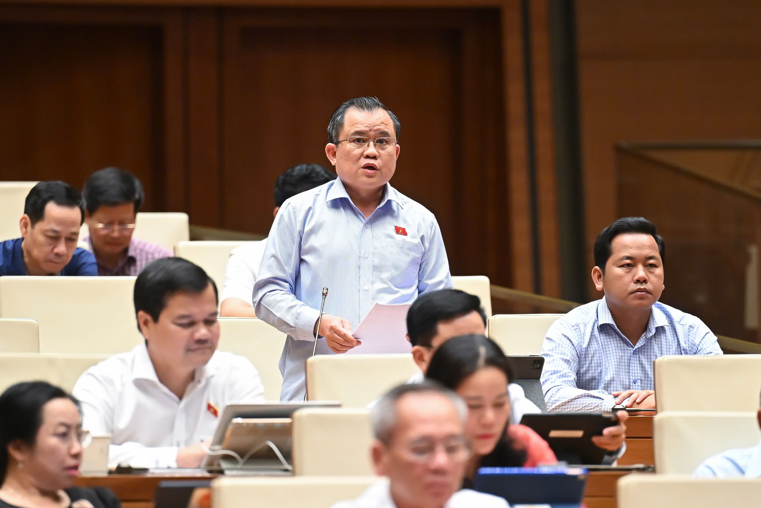 Đại biểu Nguyễn Tâm Hùng phát biểu tại phiên họp.