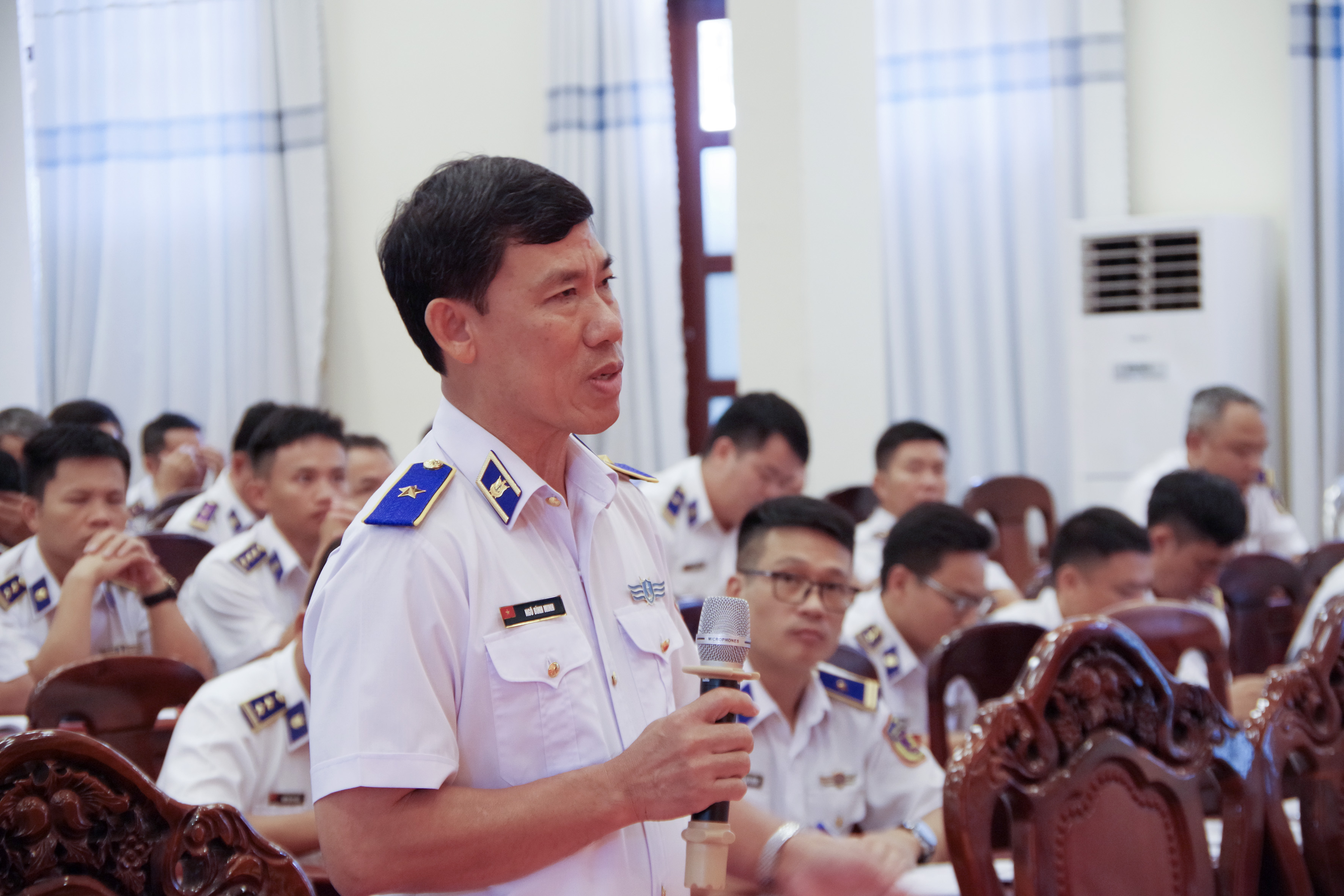Thiếu tướng Ngô Bình Minh, Tư lệnh Vùng Cảnh sát biển 3 đóng góp ý kiến tại hội nghị.