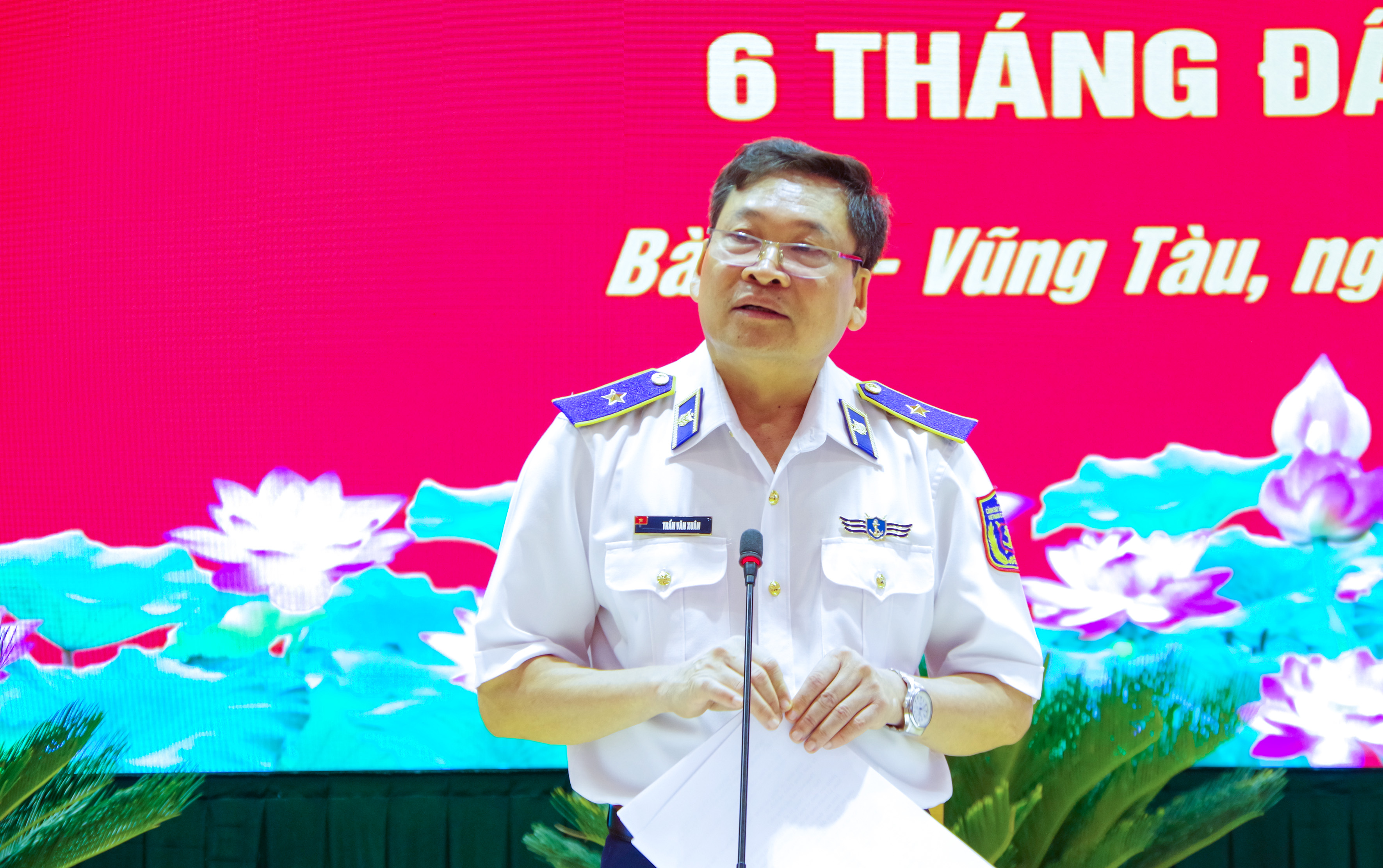 Thiếu tướng Trần Văn Xuân Phó Chính ủy, Chủ nhiệm Chính trị Cảnh sát biển Việt Nam phát biểu tại hội nghị.