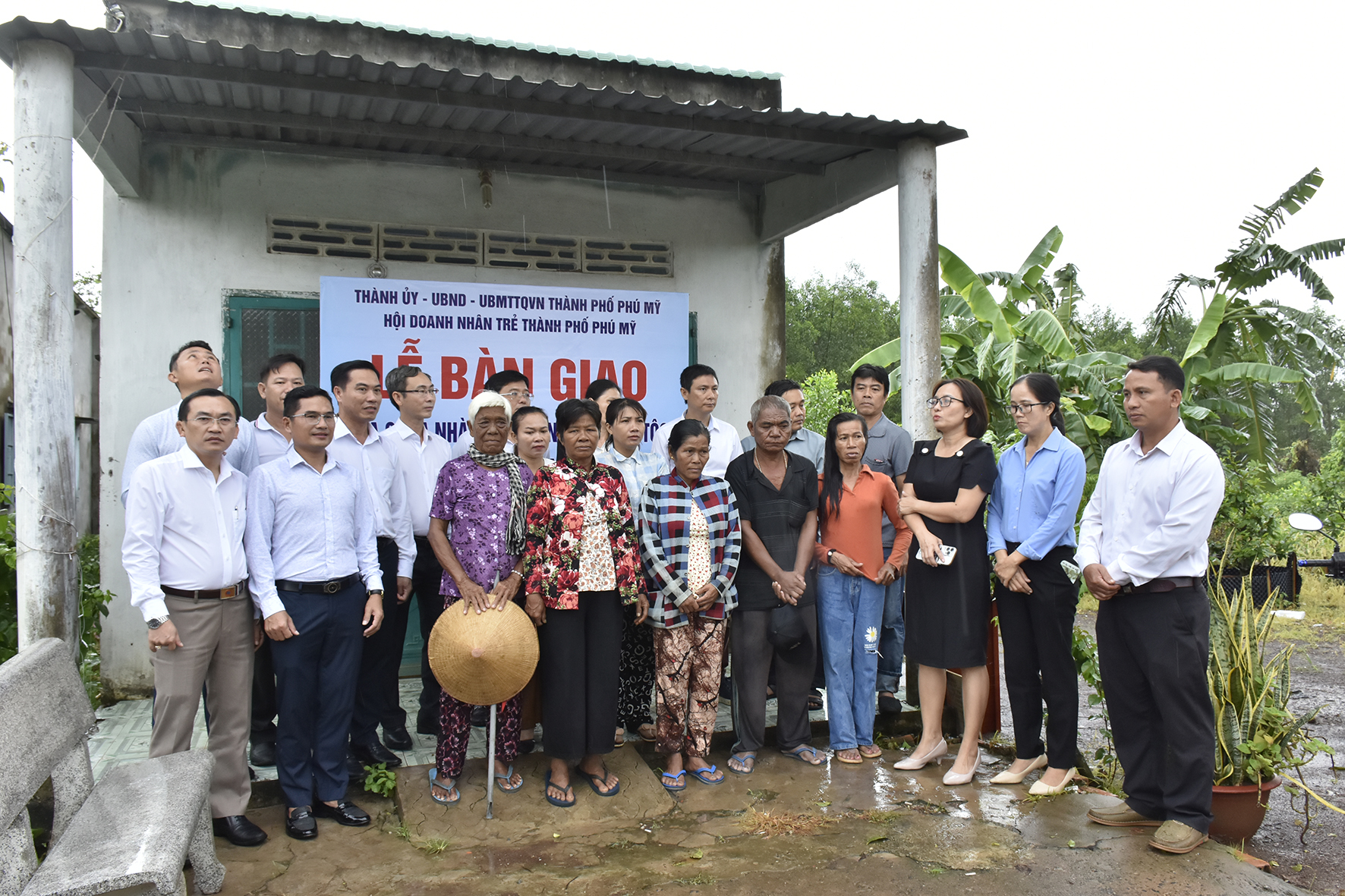 Lãnh đạo TP.Phú Mỹ cùng đại diện doanh nghiệp, nhà hảo tâm và các hộ gia đình vừa được sửa chữa nhà. 