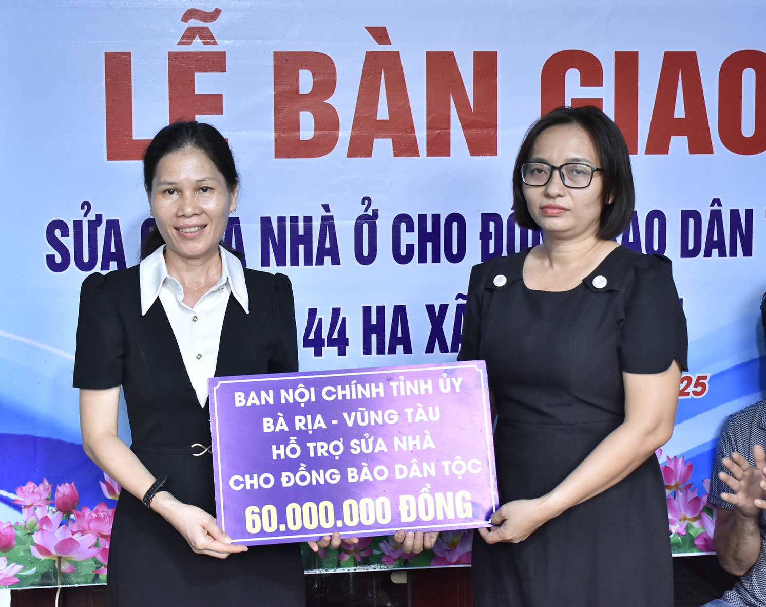 Đại diện Ban Nội chính Tỉnh ủy trao bảng tượng trưng hỗ trợ kinh phí sửa chữa nhà cho các hộ đồng bào dân tộc.