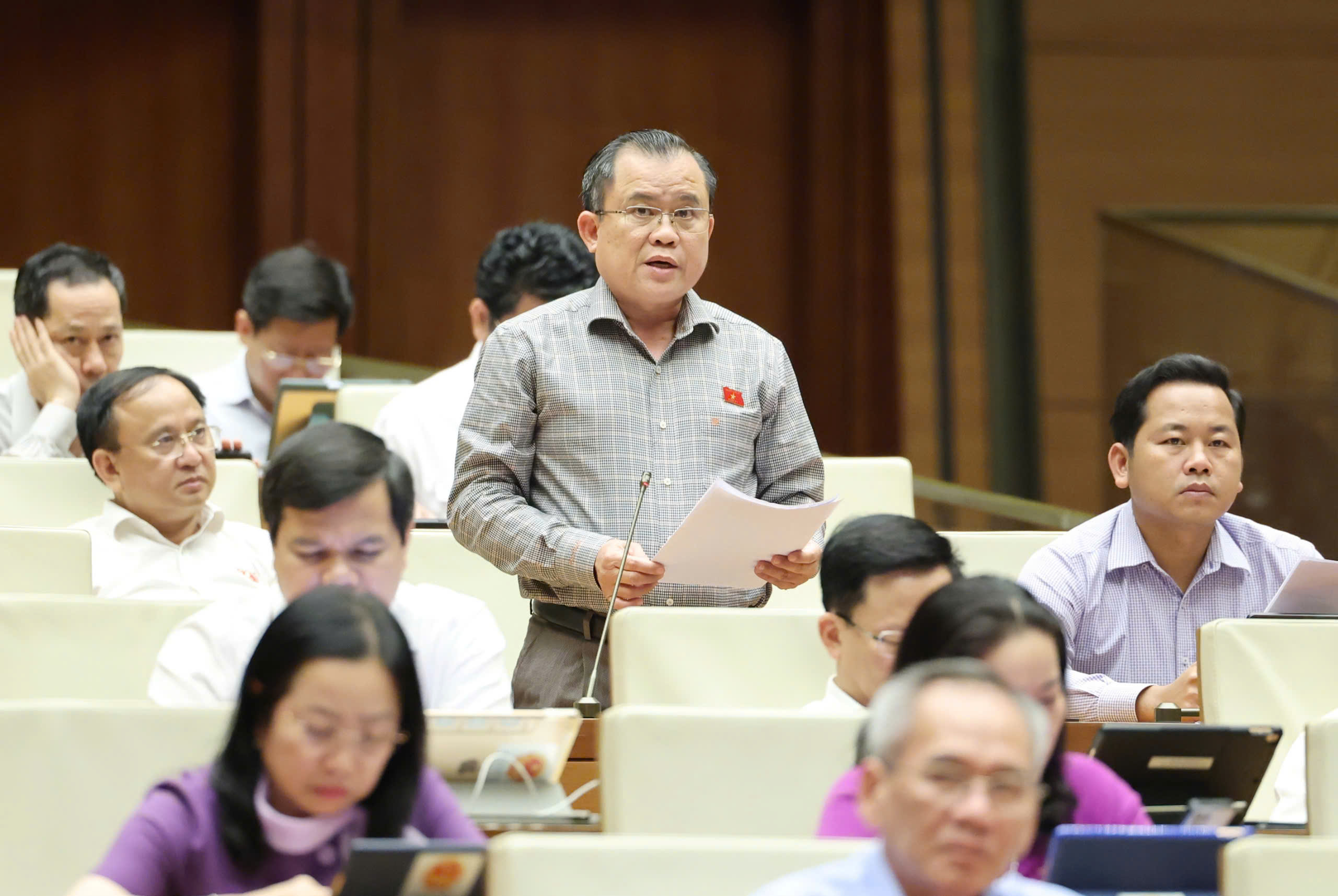 Đại biểu Nguyễn Tâm Hùng phát biểu tại phiên thảo luận.