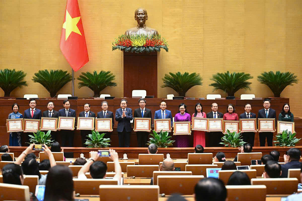 Bà Nguyễn Thị Yến (thứ tư từ phải qua), Phó Bí thư Thường trực Tỉnh ủy, Trưởng Đoàn ĐBQH tỉnh Bà Rịa-Vũng Tàu được trao tặng Bằng khen.Ảnh: Quochoi.vn
