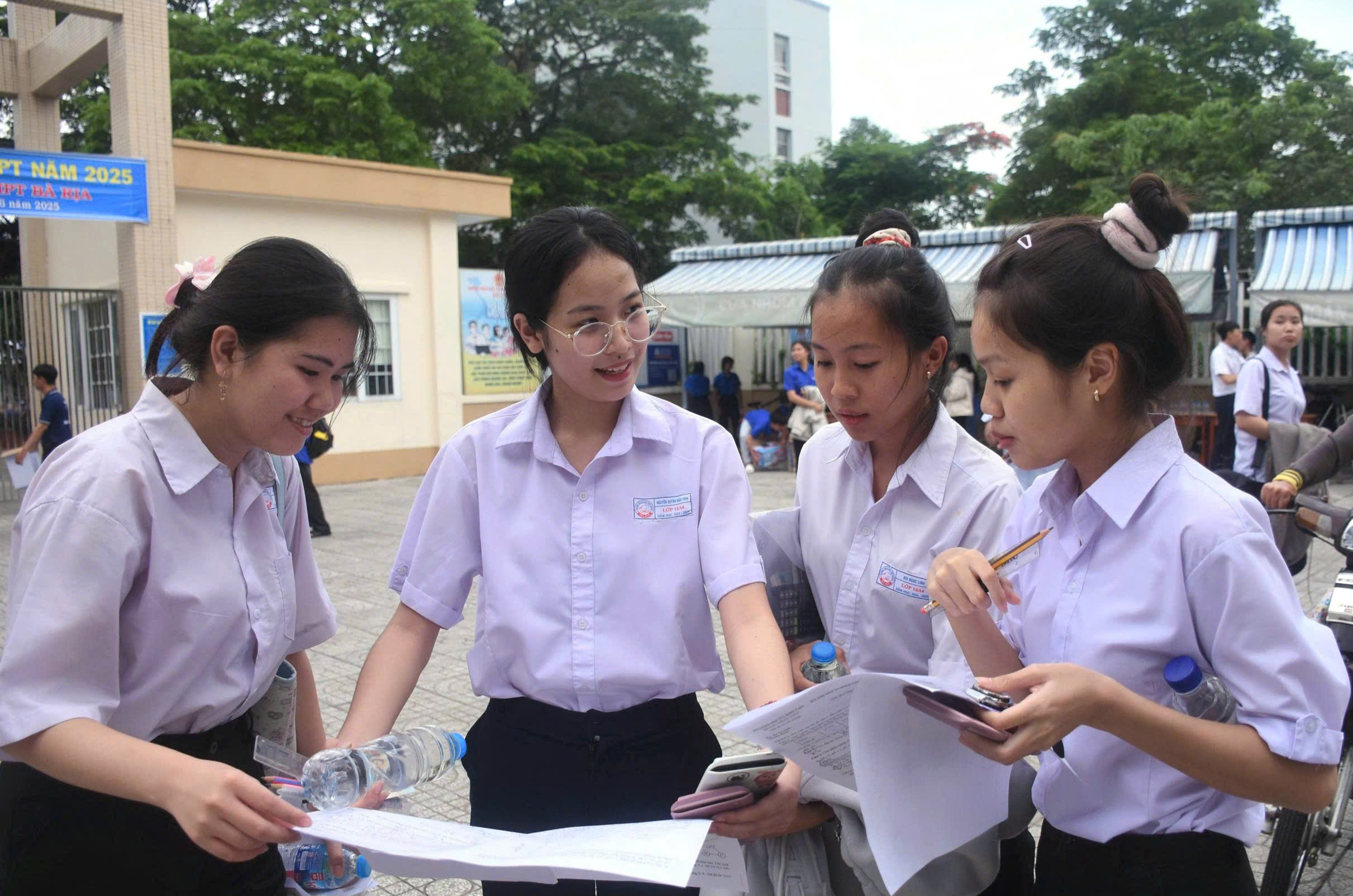 Thí sinh tại điểm thi THPT Bà Rịa trao đổi sau khi hoàn thành bài thi Toán.
