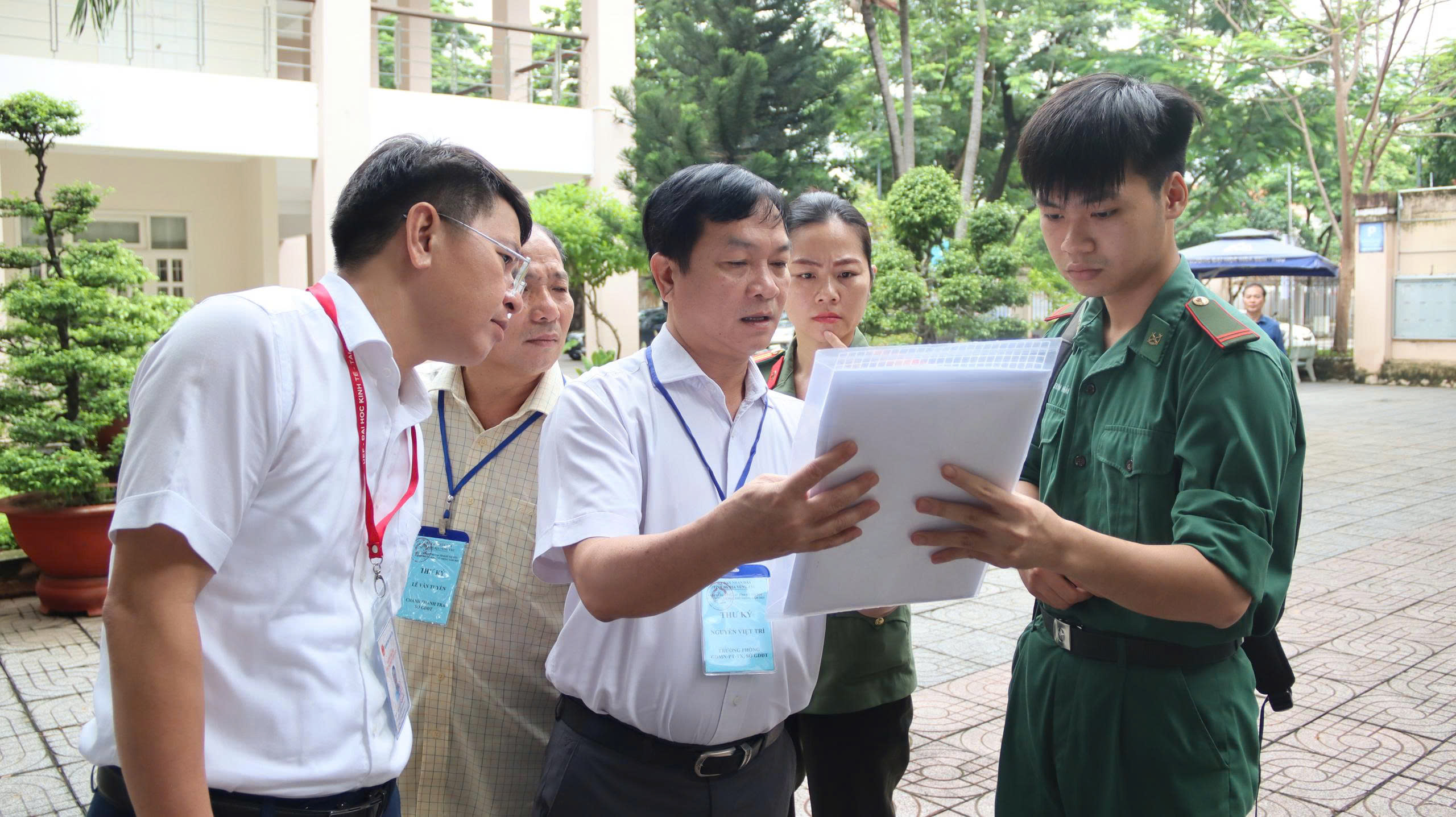 Đoàn của Sở GD-ĐT kiểm tra công tác coi thi tại một số điểm thi.
