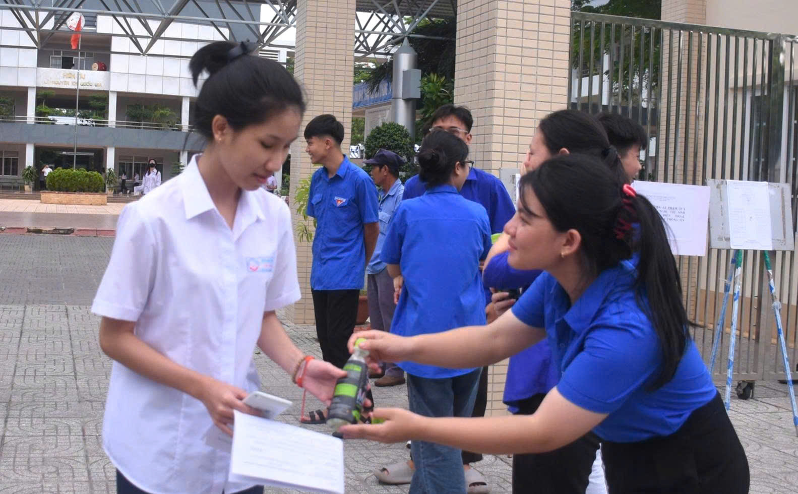 Các tình nguyên viên tiếp sức cho thí sinh sau khi hoàn thành bài thi Toán.