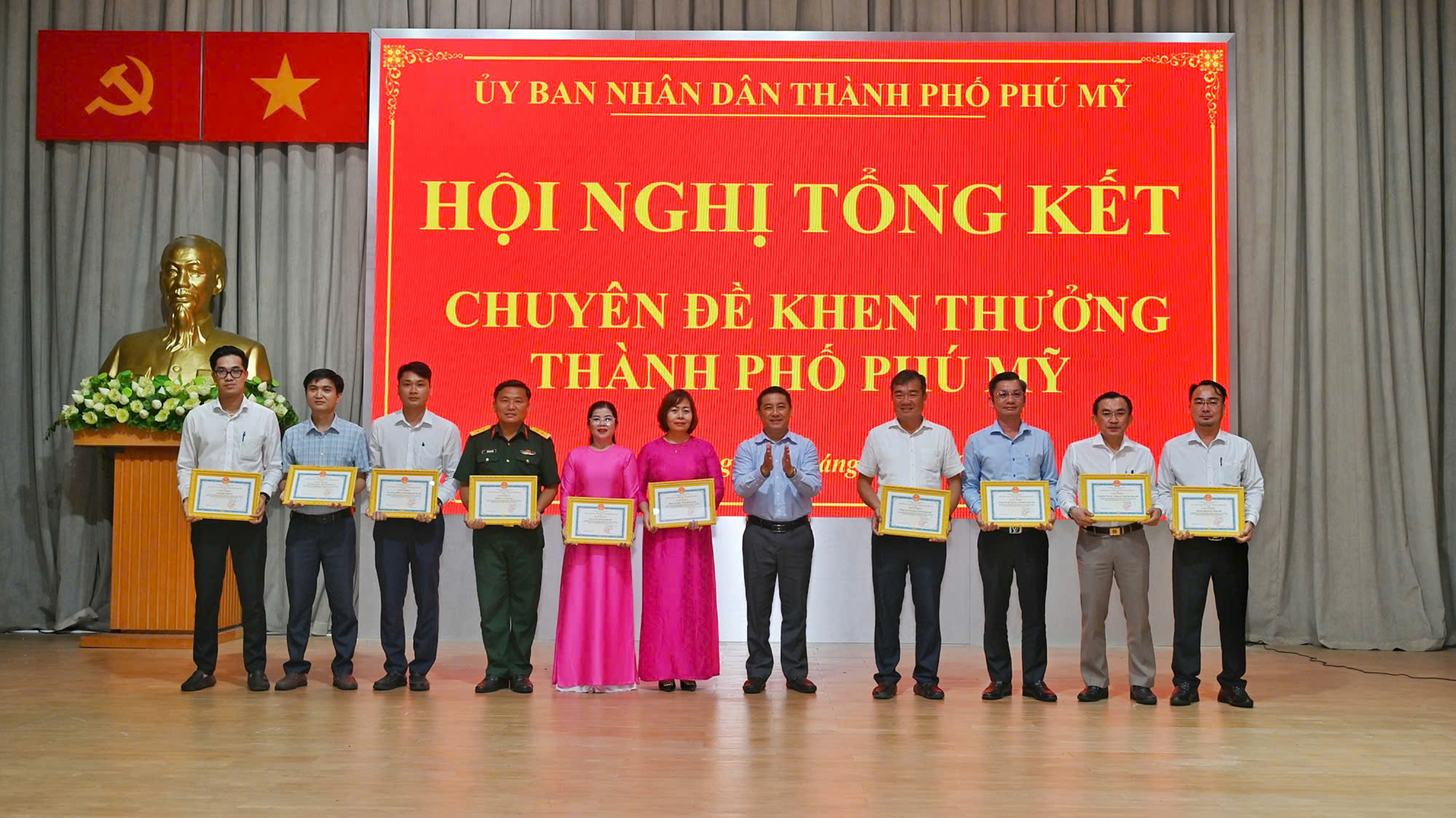 Ông Huỳnh Sơn Tuấn, Bí thư Thành ủy Phú Mỹ tặng giấy khen cho các tập thể có thành tích trong quá trình thực hiện Đề án sáp nhập các phường và thành lập TP.Phú Mỹ.