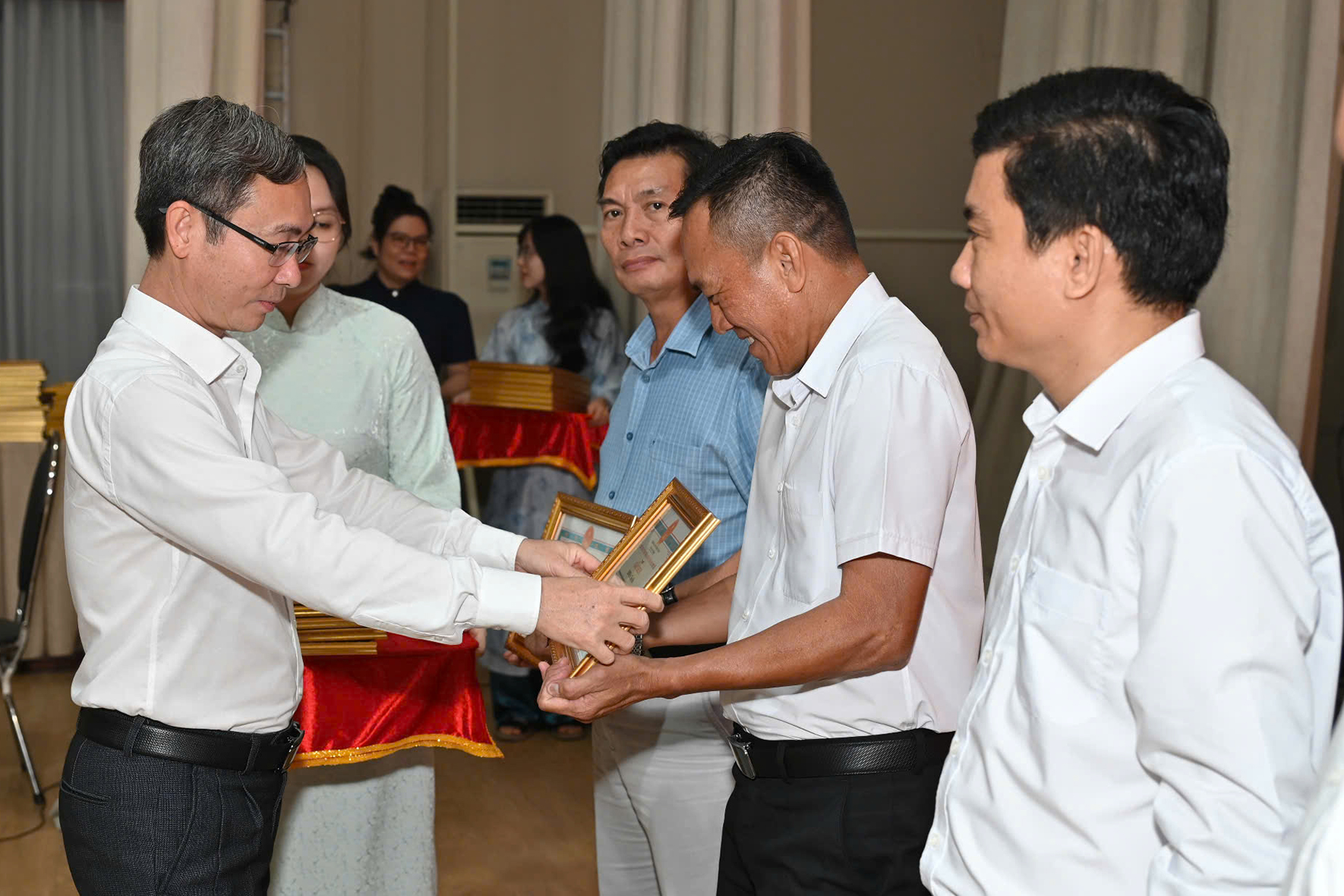 Ông Nguyễn Đoàn Tiết Phương, Phó Bí thư Thường trực Thành ủy Phú Mỹ tăng giấy khen cho các tập thể có thành tích trong quá trình thực hiện Đề án sáp nhập các phường và thành lập TP.Phú Mỹ.