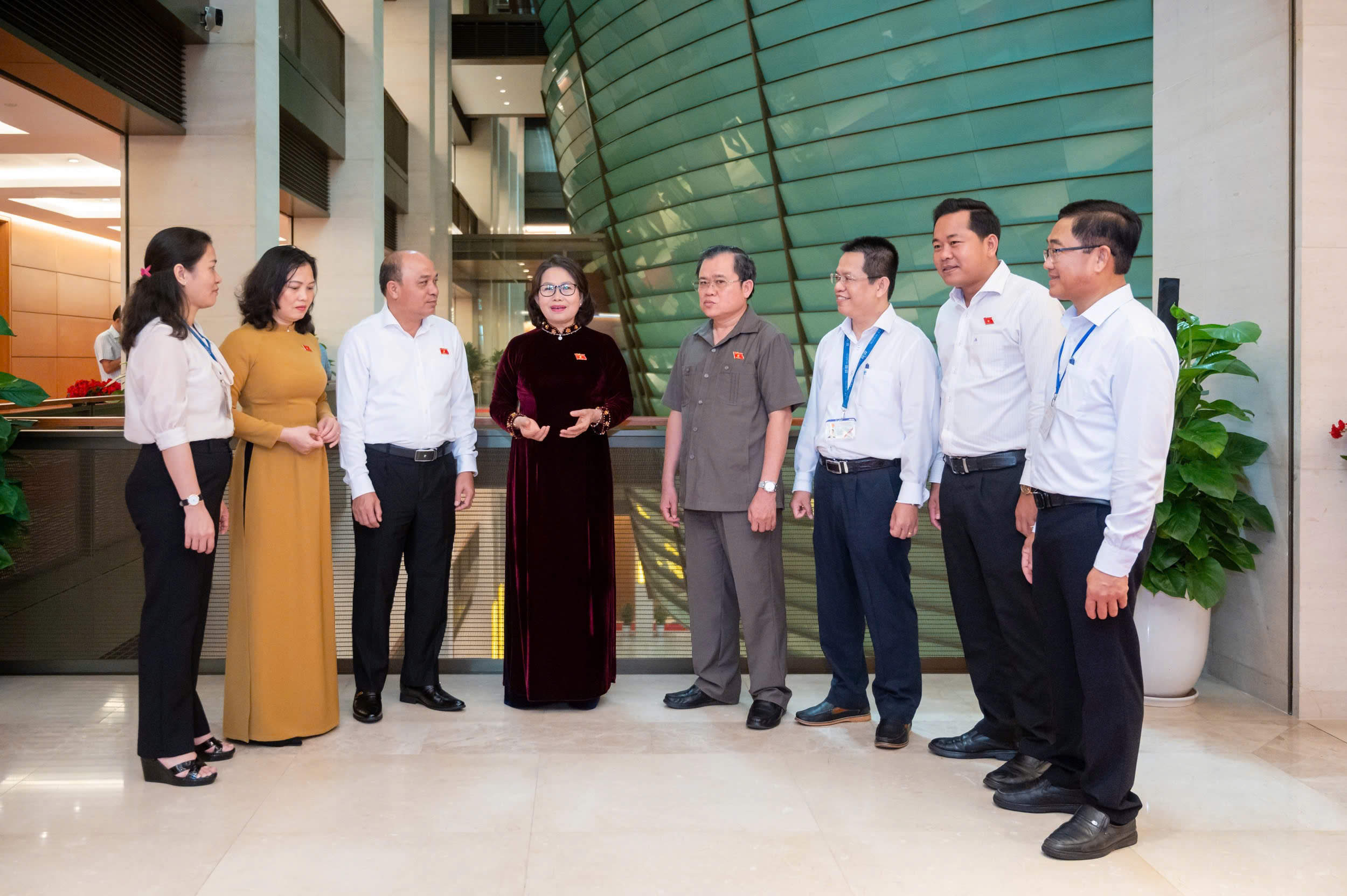 Đoàn ĐBQH tỉnh trao đổi, hội ý tại kỳ họp.